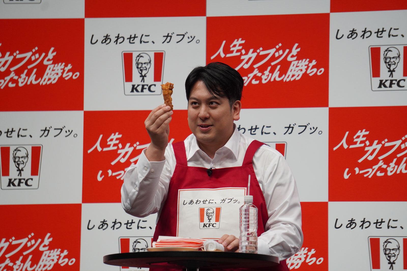 ジャンボさんは「まるかじりケンタ」を愛でてから試食