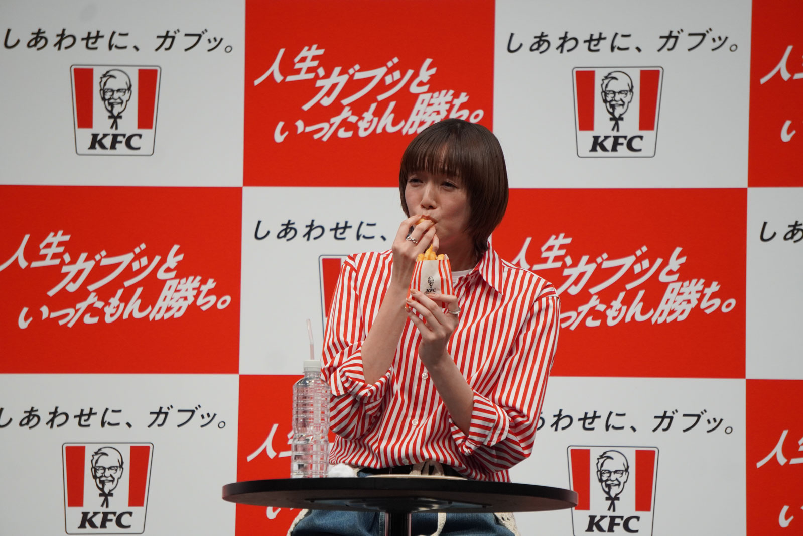 佐藤さんが「カーネルクランチポテト」を試食