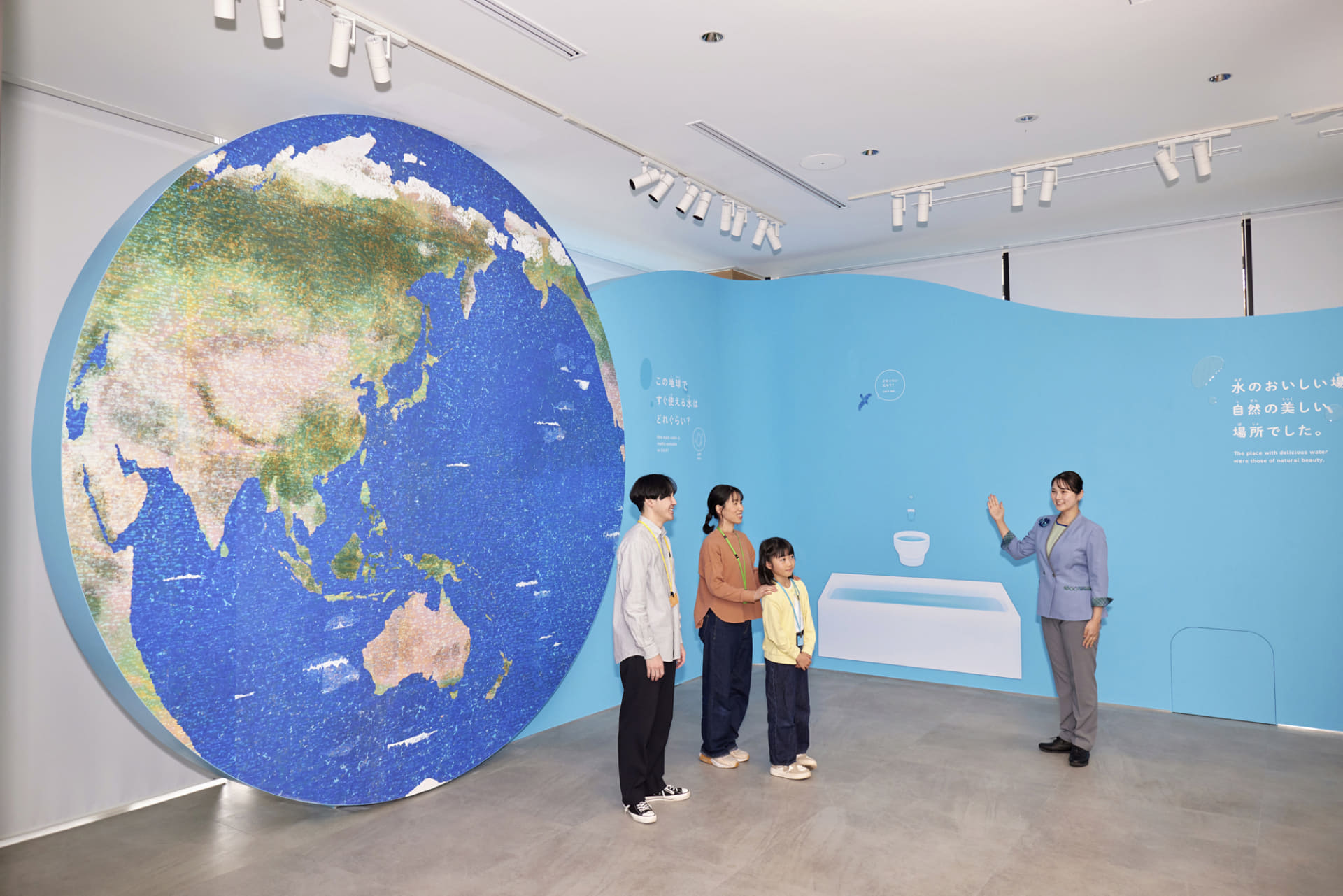 壁面の展示でわかりやすく楽しく「サントリー天然水」について紹介