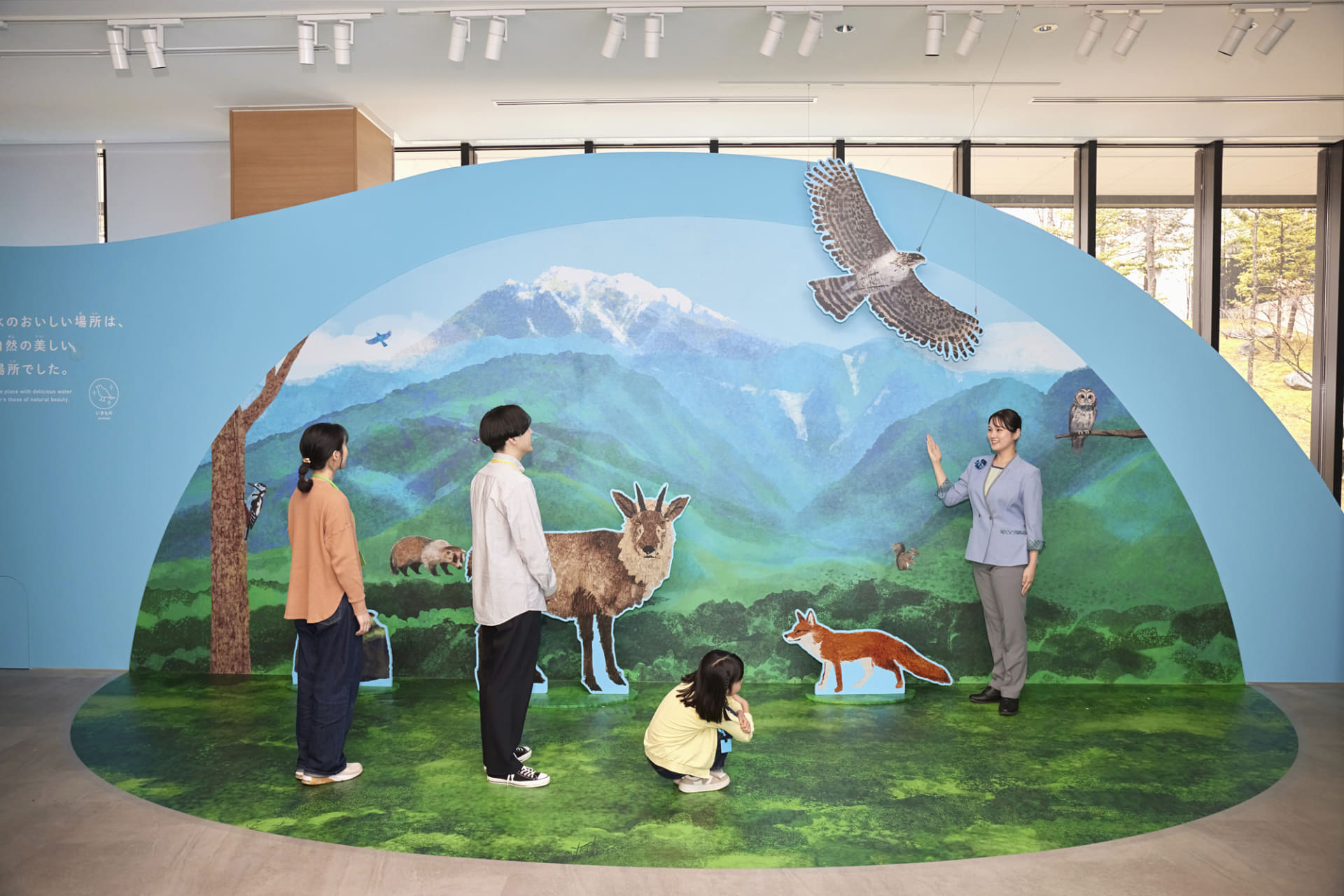 壁面の展示でわかりやすく楽しく「サントリー天然水」について紹介