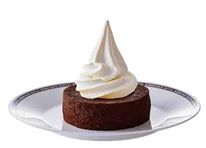 あたたかいココアバウムクーヘンに、冷たいソフトクリームをのせた「クロネージュ」