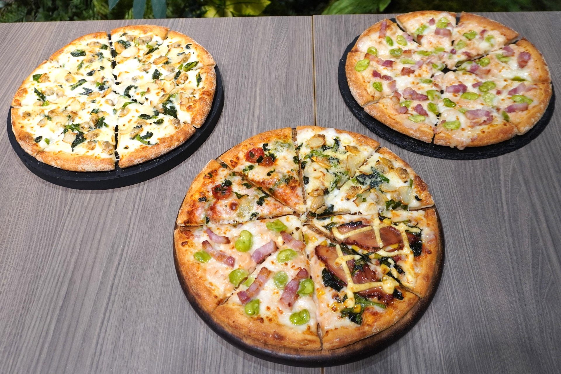 ドミノ・ピザの「あさりと桜えびの春クワトロ」