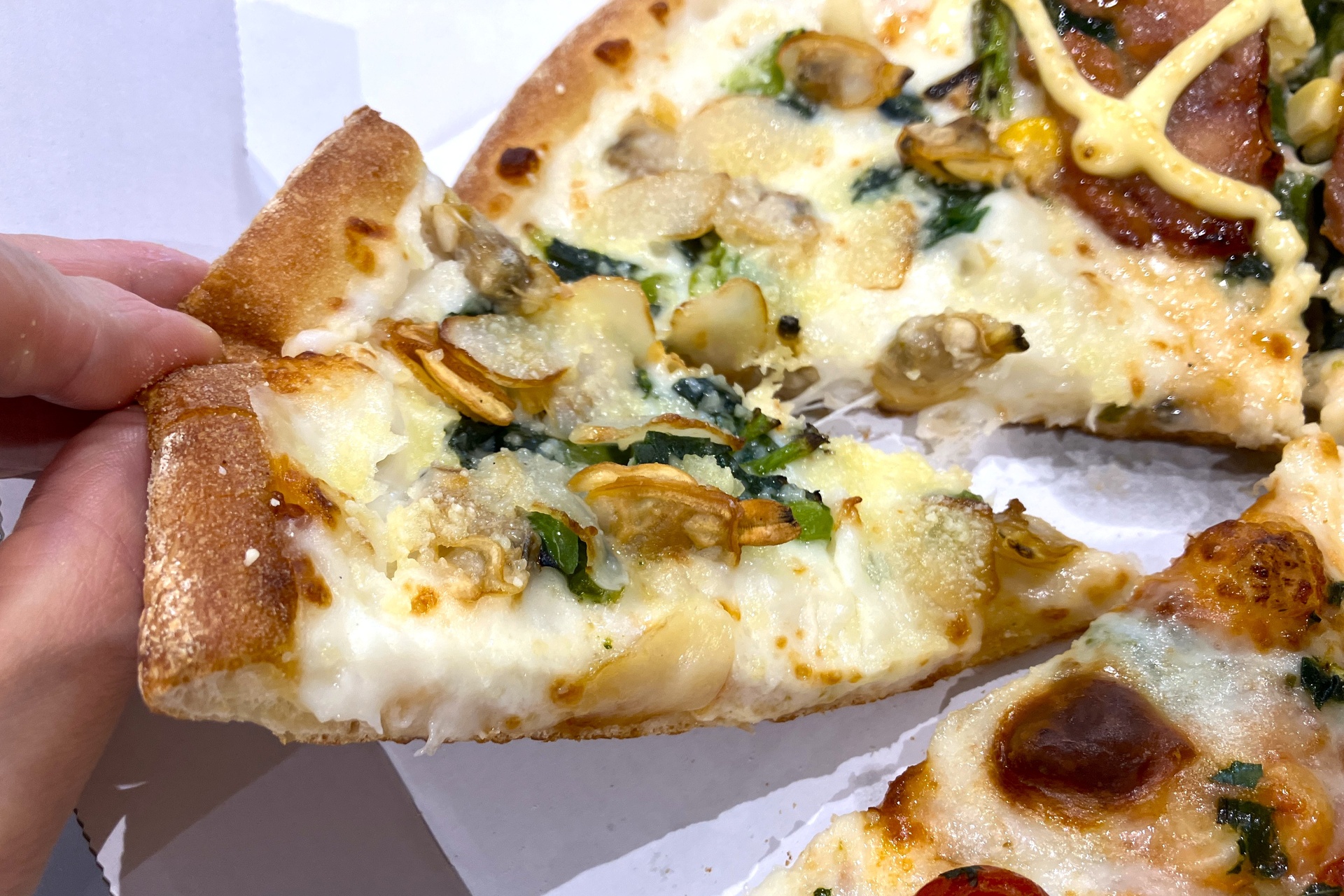 あさりと菜の花がたっぷりのっている