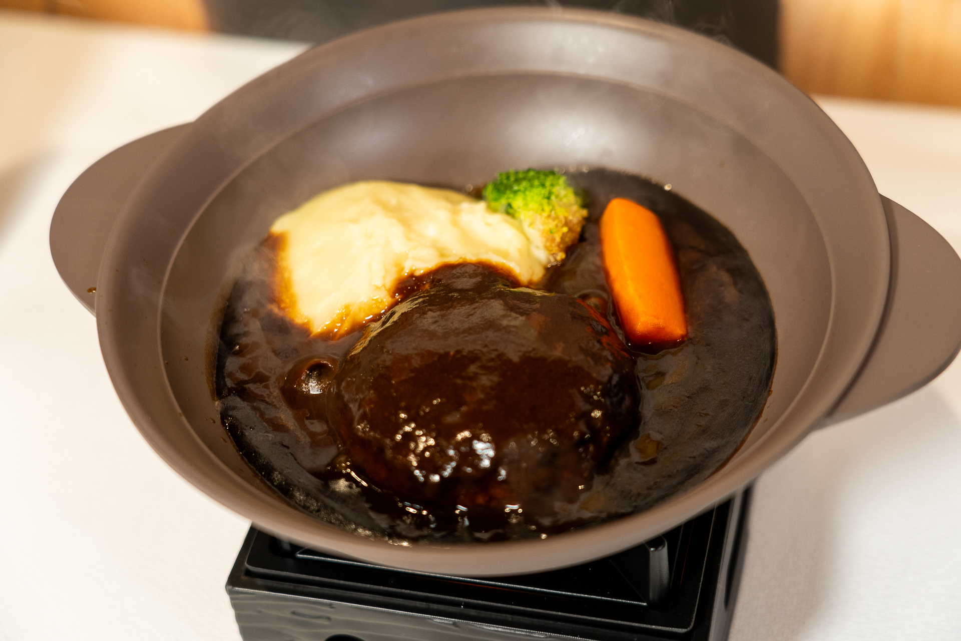 「THE 職人ビーフハンバーグ」（1099円/ ライス or パンセット 1209円）