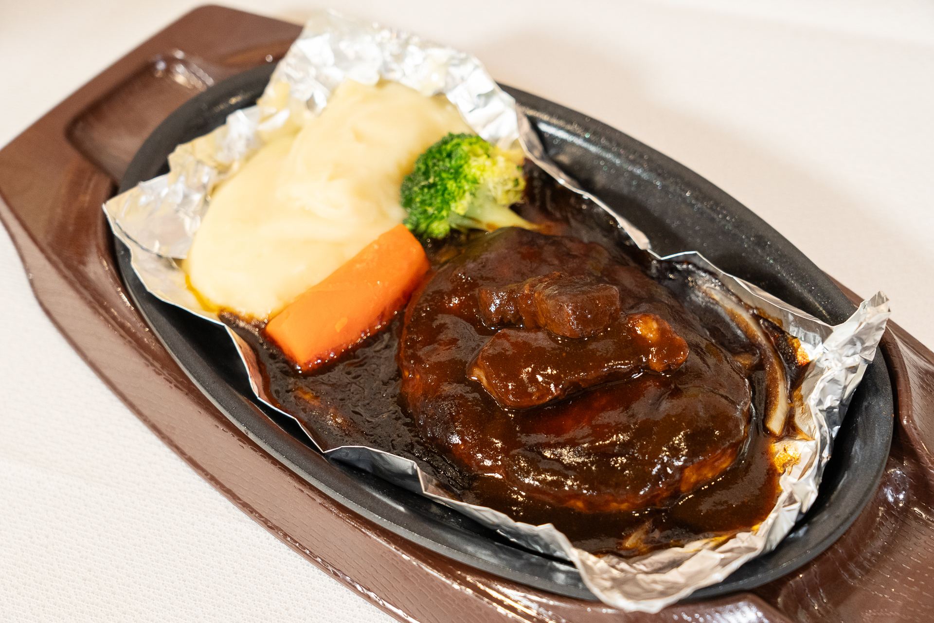 ガスト「THE 職人ビーフシチューバーグ～ホイル包み～」（約110g 989円/約150g 1209円）