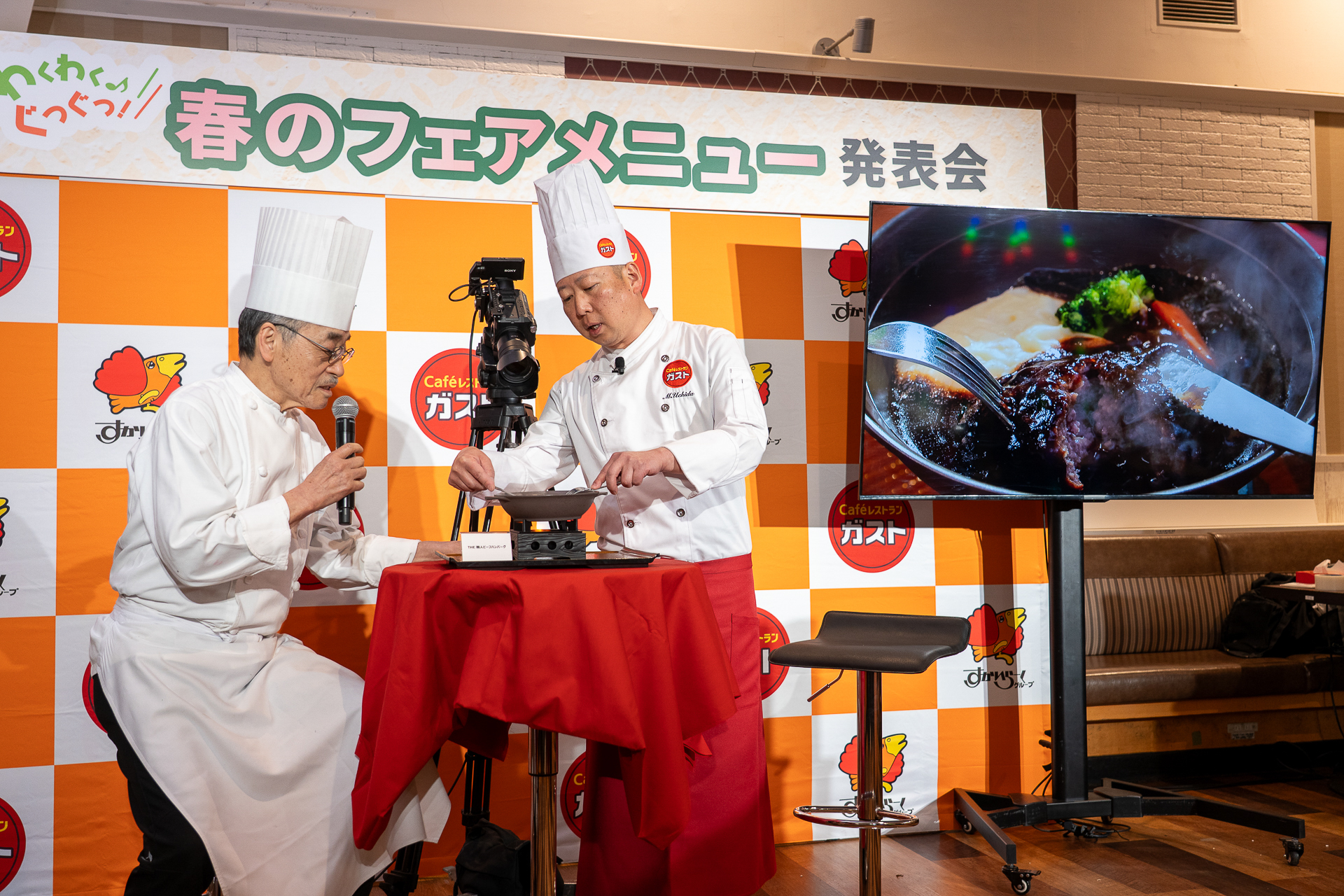 実際の提供スタイルと同様に鉄鍋に火を付けておすすめの食べ方を実演解説