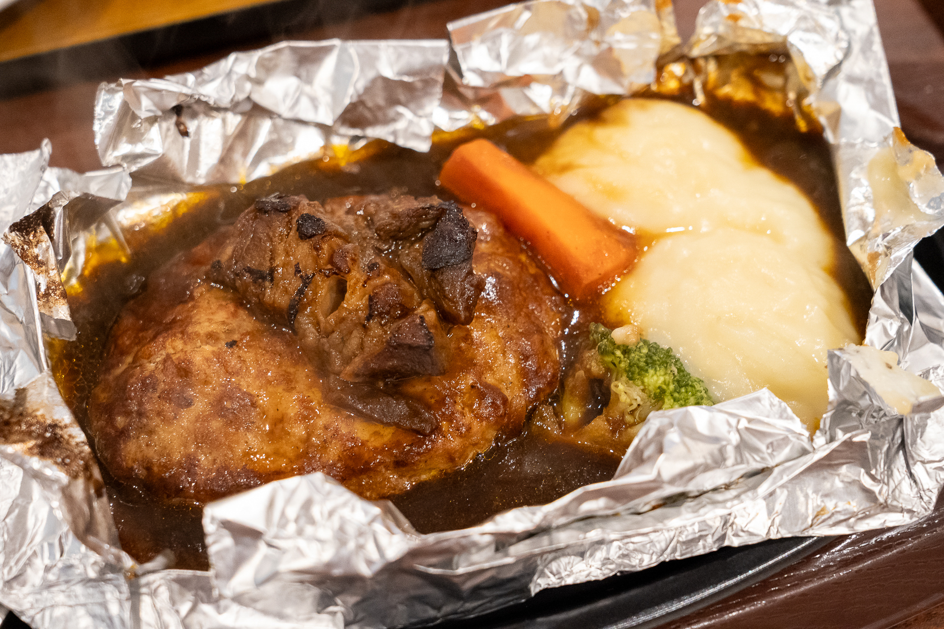 付け合せのマッシュポテトと人参のグラッセも抜かりないおいしさ