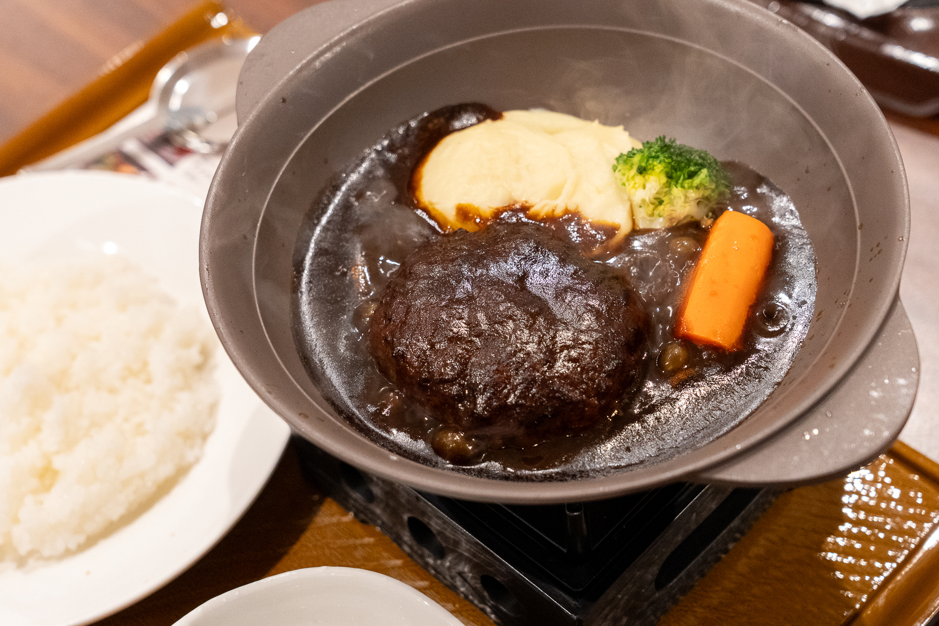 鉄鍋で提供される