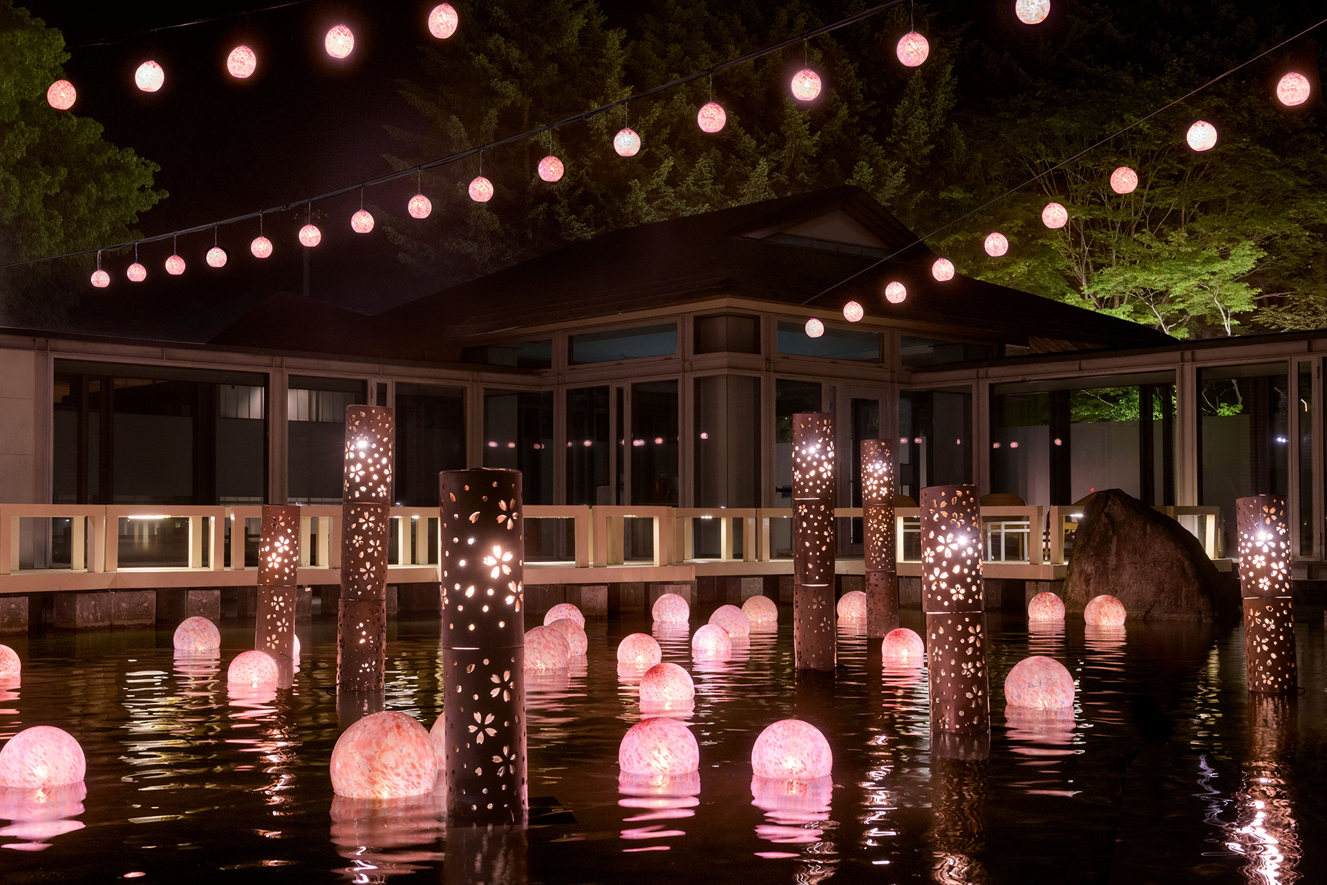 春色に染め上げた「津軽四季の水庭」