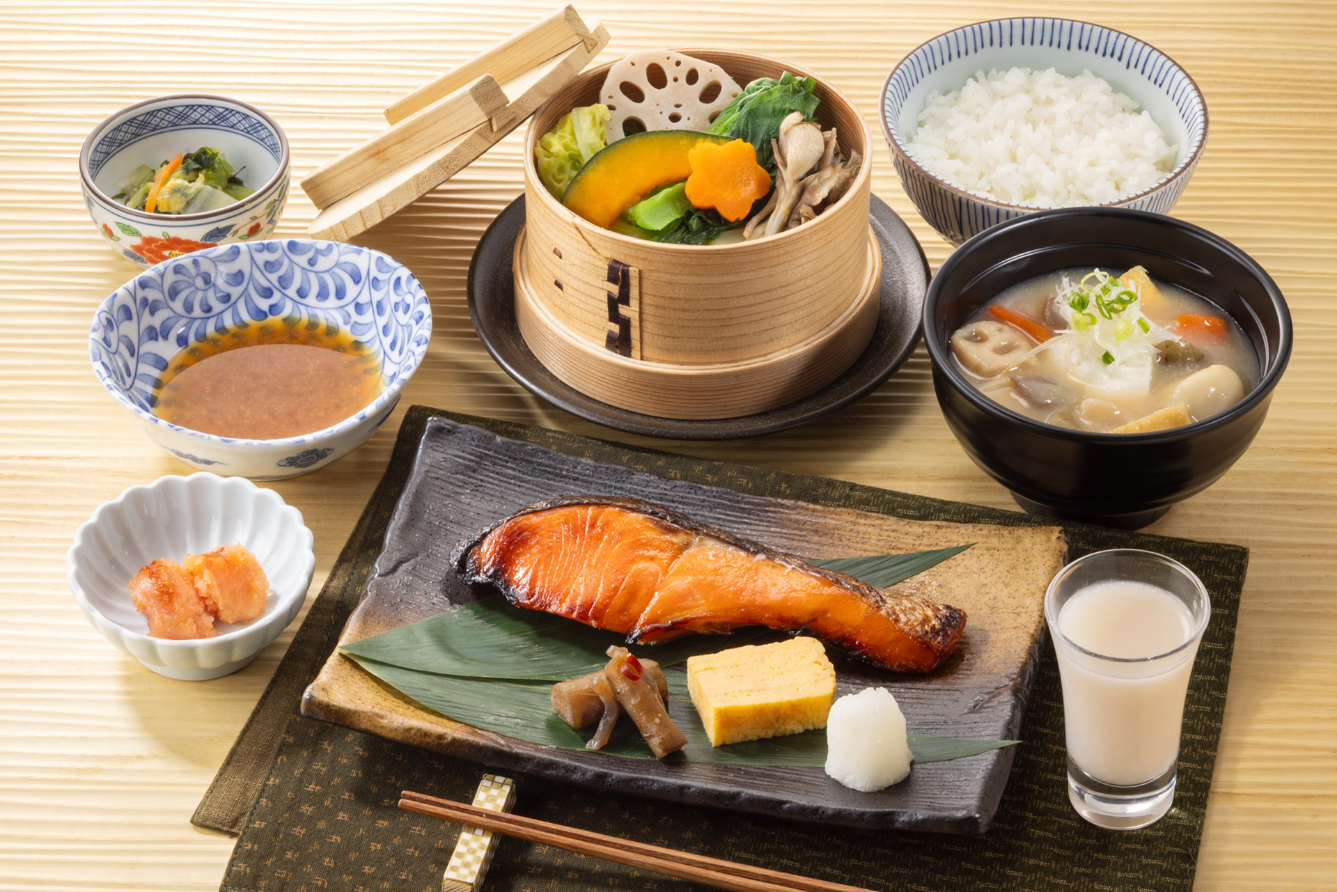 「麹づくしの発酵美膳《鮭》＜ミニあまさけ付き＞」（2309円）