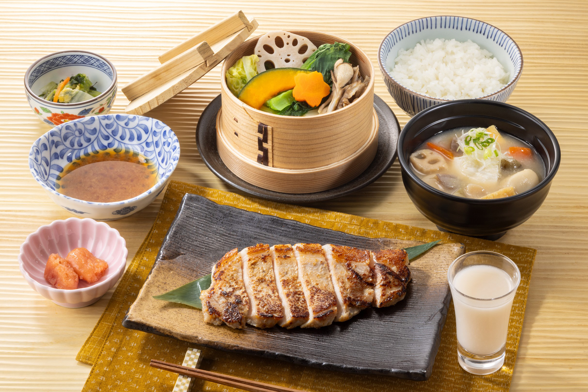 「麹づくしの発酵美膳《豚》＜ミニあまさけ付き＞」（2309円）