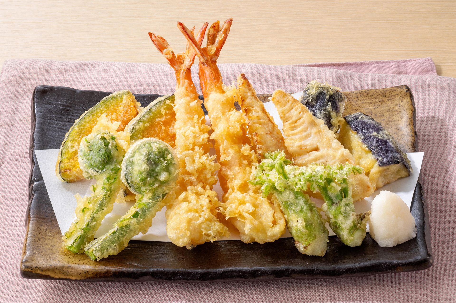 ［期間限定］「春の山菜天ぷら」（1869円、ハーフ 989円）