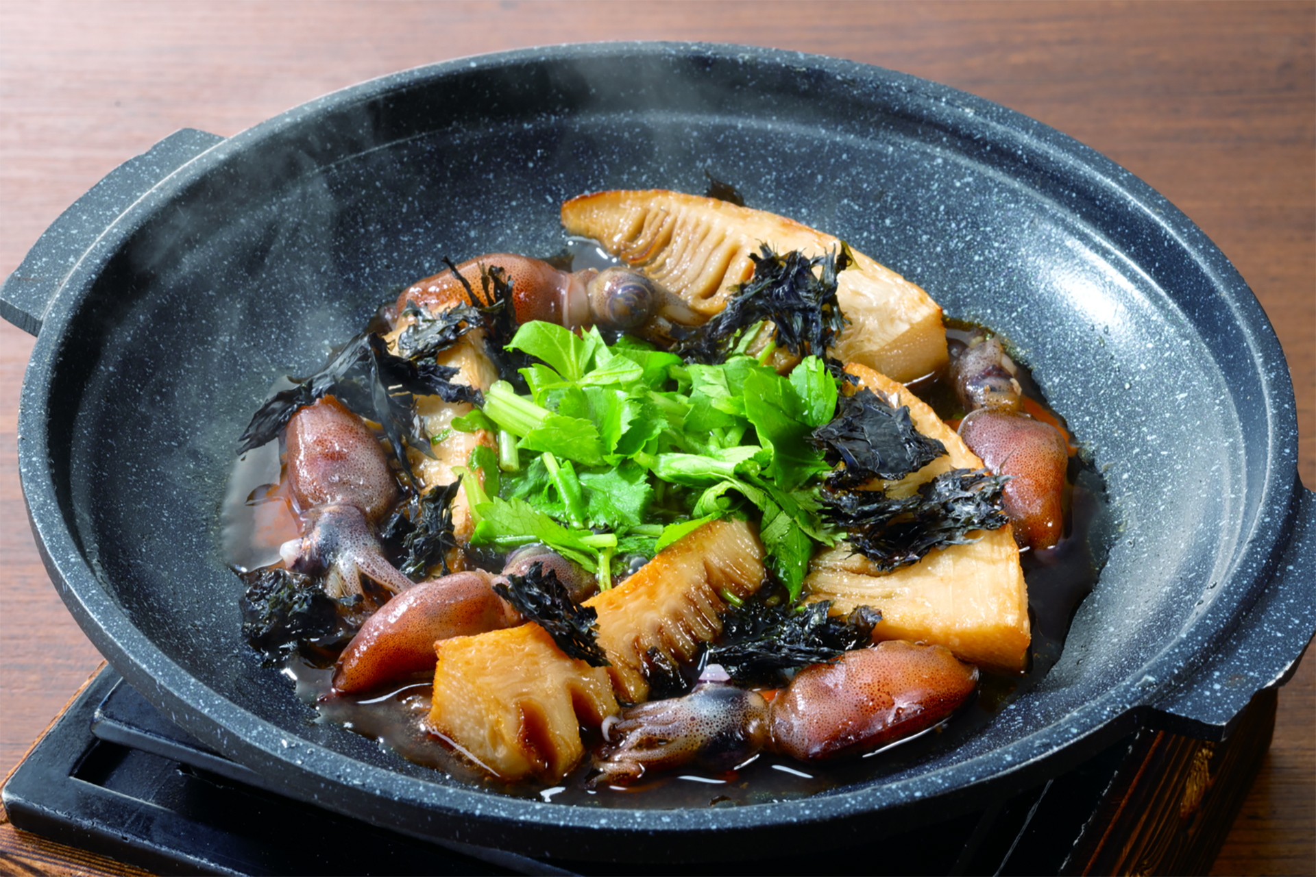 ［期間限定］「富山県産ほたるいかと筍の陶板焼き」（989円）