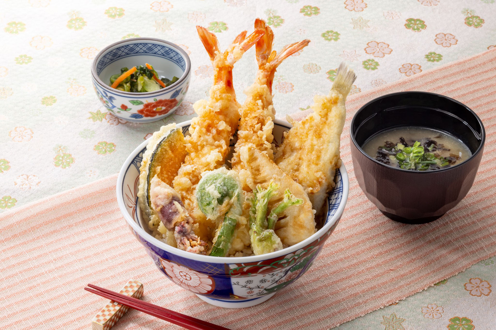 「大車海老と山菜の春天丼」（2419円）