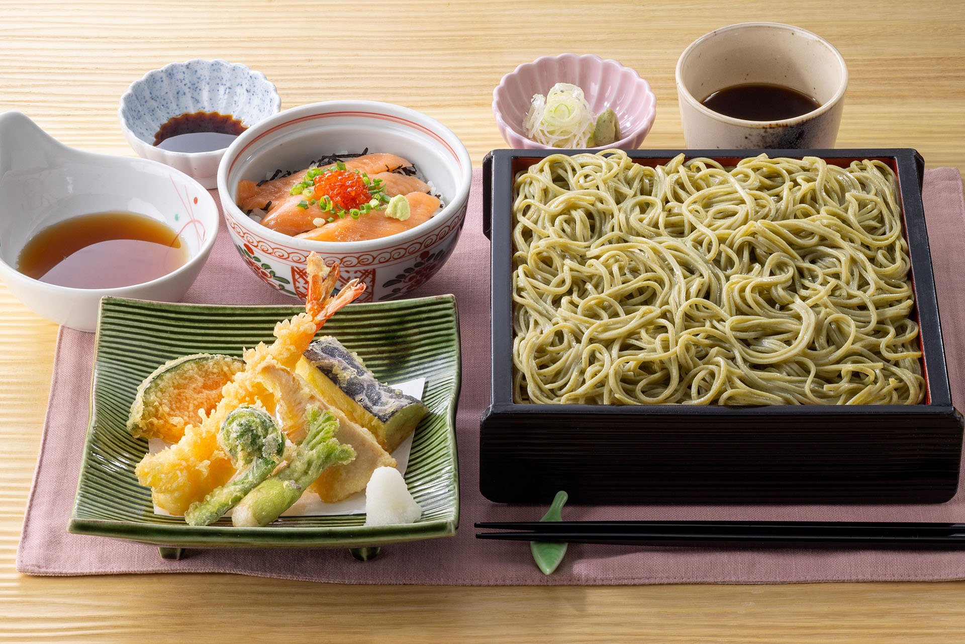 「山菜天めかぶそばと小丼セット」（2836円）
