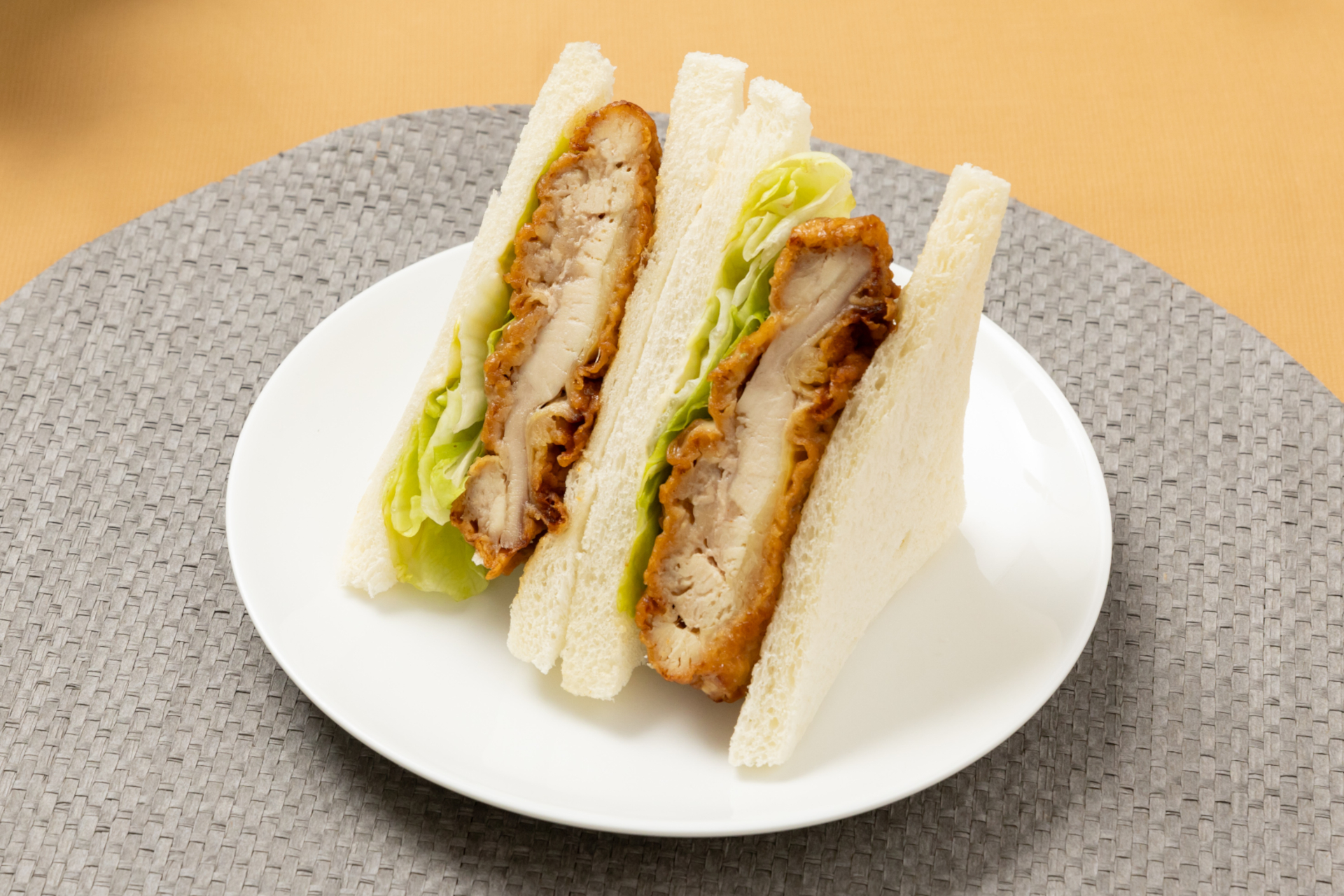 肉厚のチキンに幅のあるふんわりパンを合わせた