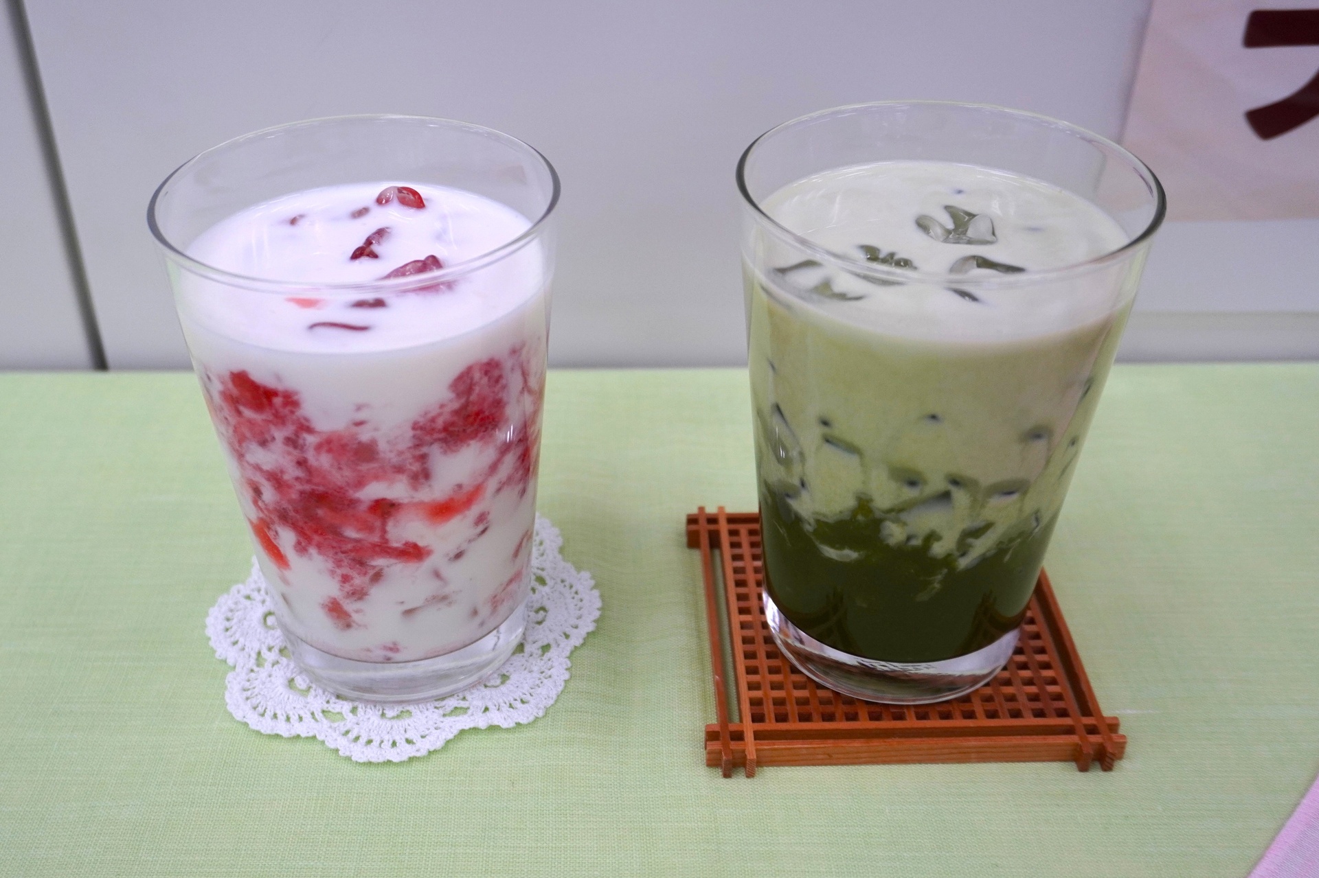 「いちごミルク～とちあいか～」（左）「抹茶ミルク～出雲の抹茶～」（右）