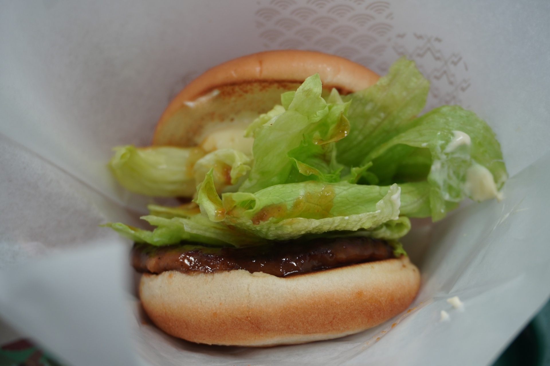 テリヤキソースもレタスもたっぷりなテリヤキバーガー