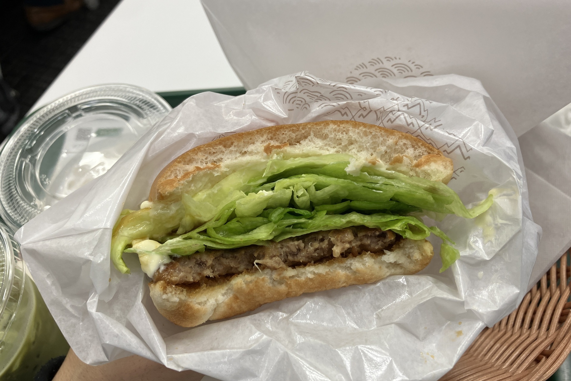 テリヤキソースの甘じょっぱさ、レタスのシャキシャキ感がよい