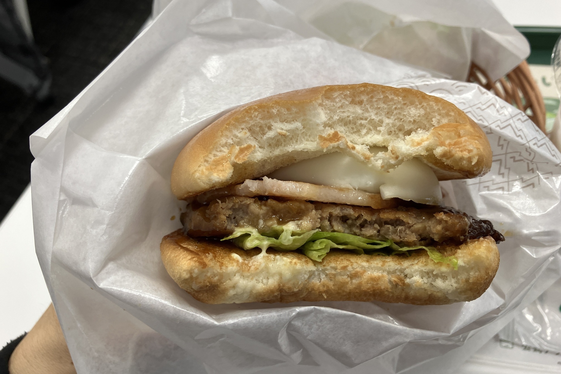 甘じょっぱいテリヤキソースとベーコンが好相性。半熟風玉子の存在感もよい