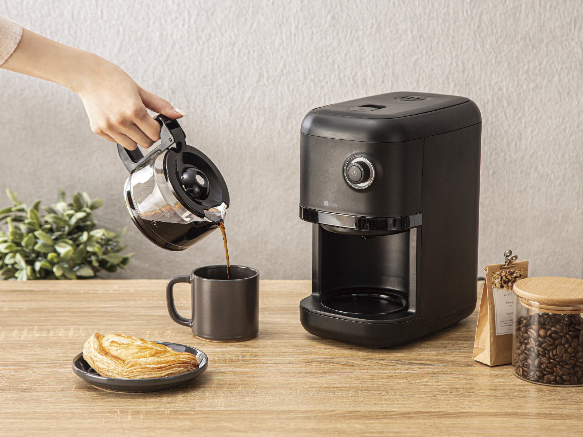 ニトリ×エディオン「全自動コーヒーメーカー」