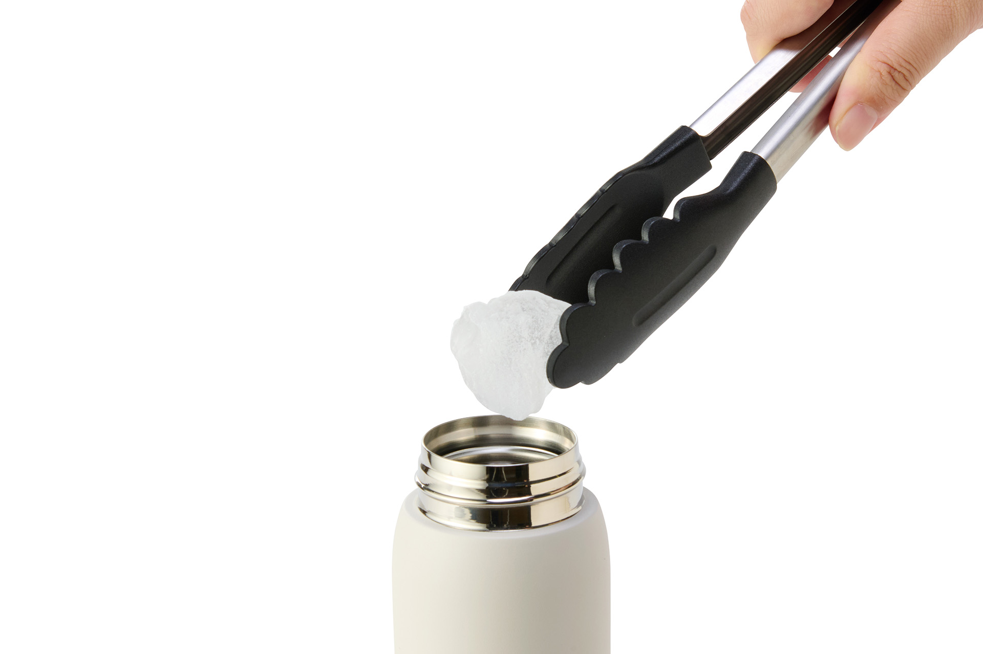 大きな氷も入れやすく、洗いやすい広口仕様