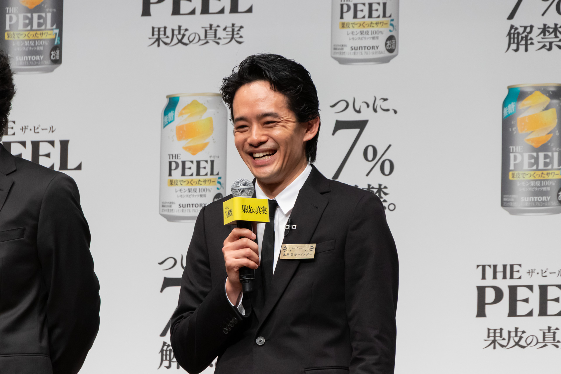 うれしそうに笑う池松さん