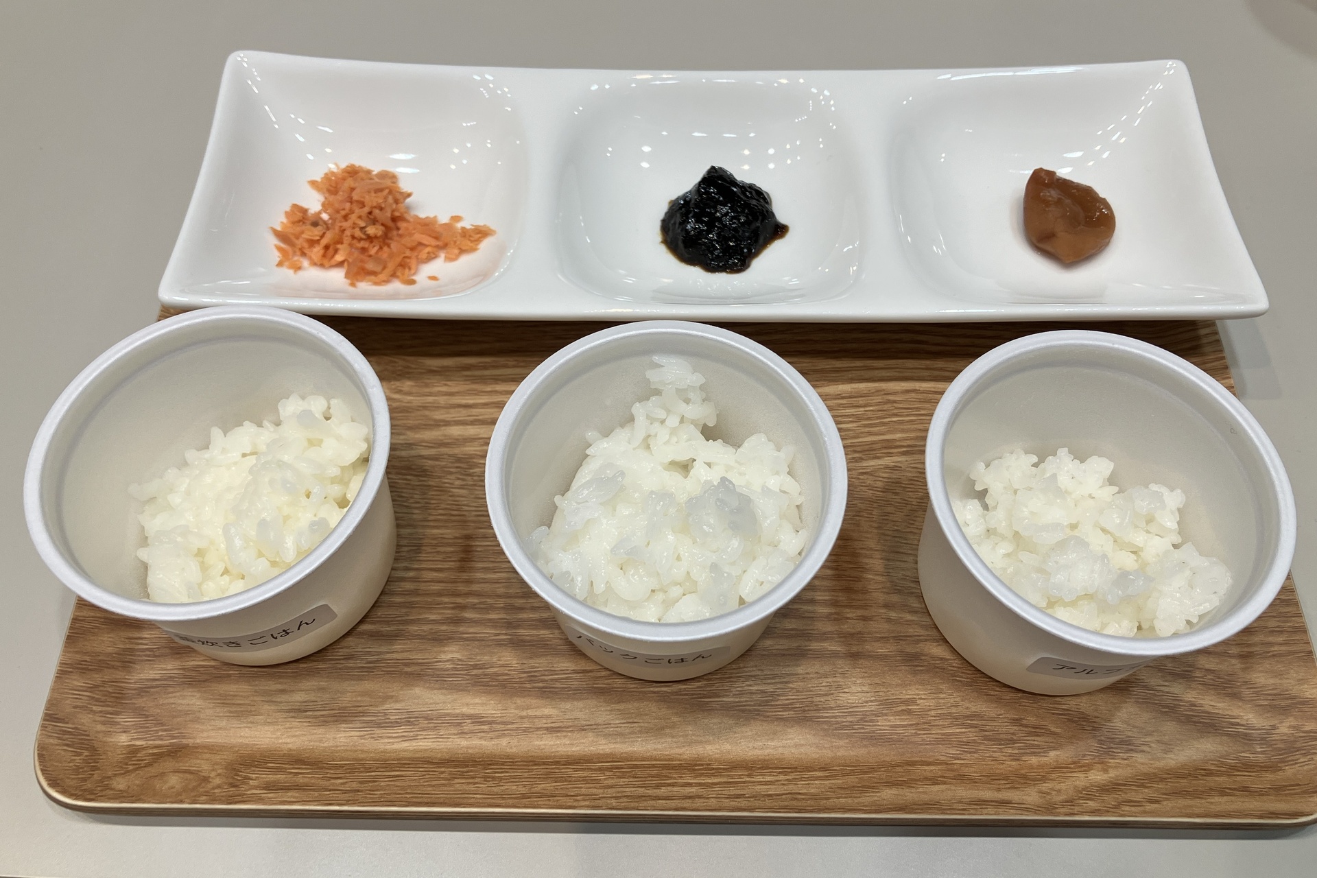会場で提供された（左から）「日清ふっくら釜炊き ごはん」「パックごはん」「アルファ米」の食べ比べ