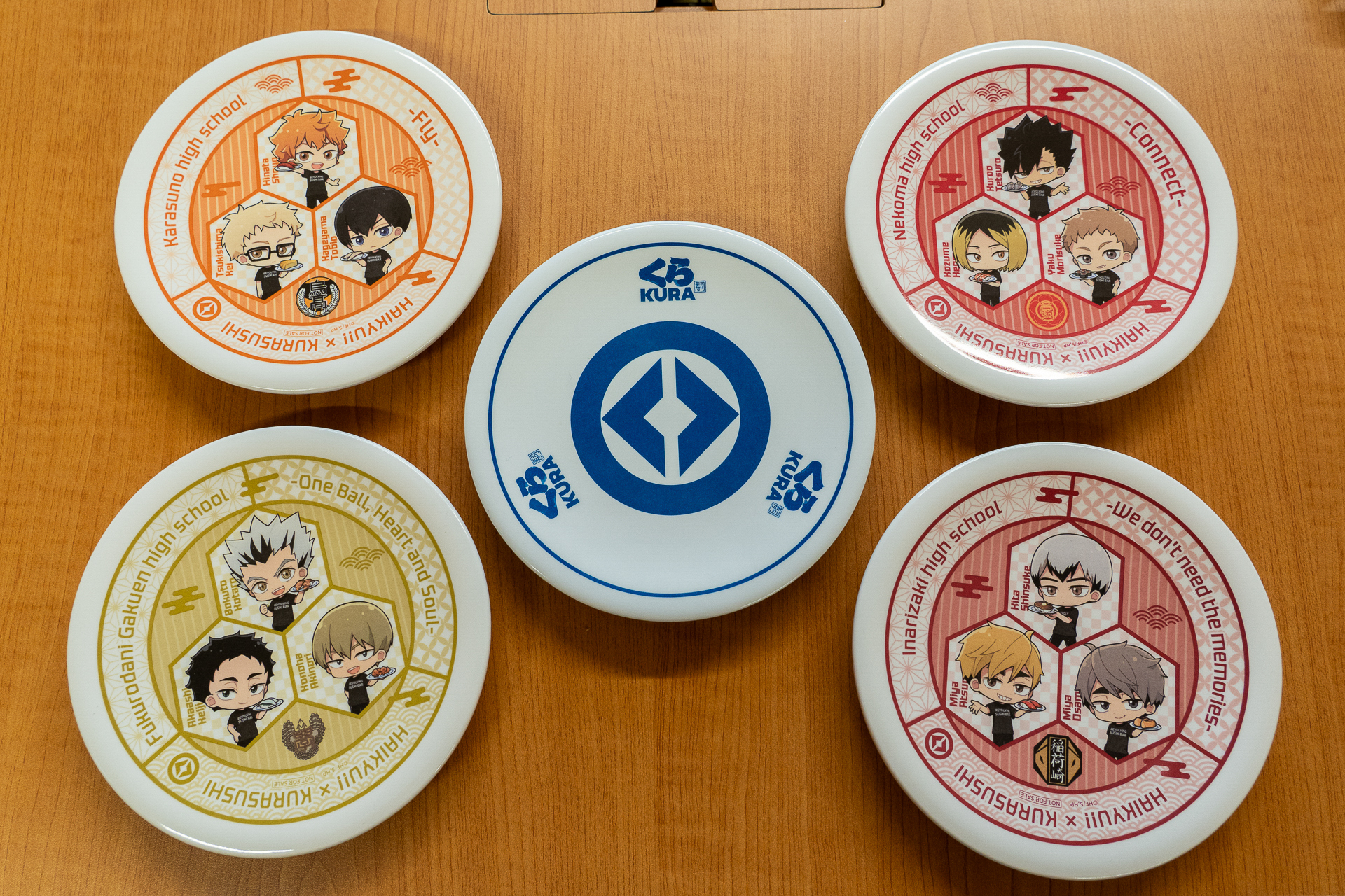 真ん中の通常の寿司皿と同じサイズの「ハイキュー!!」オリジナル皿がもらえる。先着30万名限定とのこと