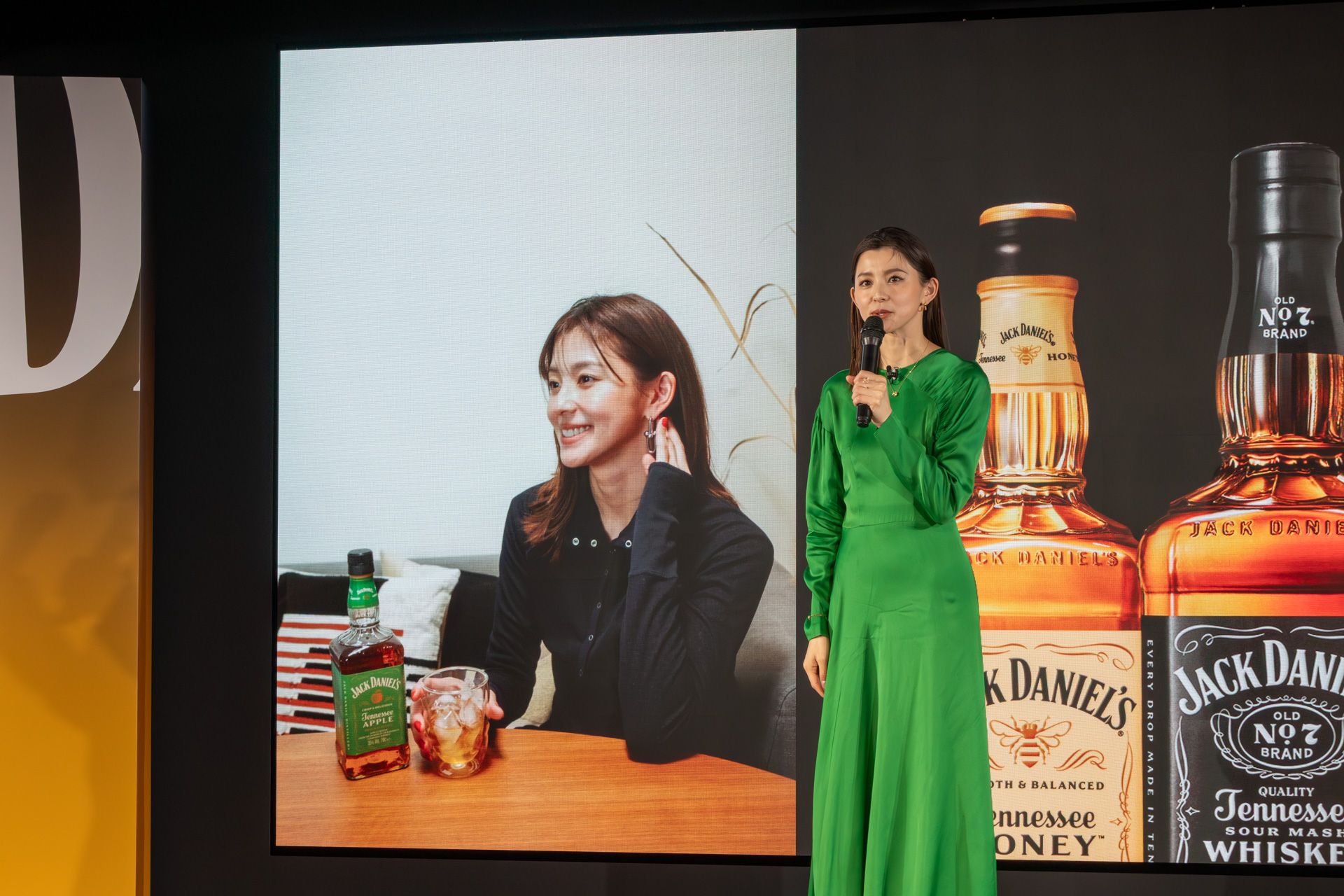 「これはイメージとして特別に撮影した写真です。普段、自宅にいる時はこんな格好はしていません（笑）」と紹介する朝比奈さん