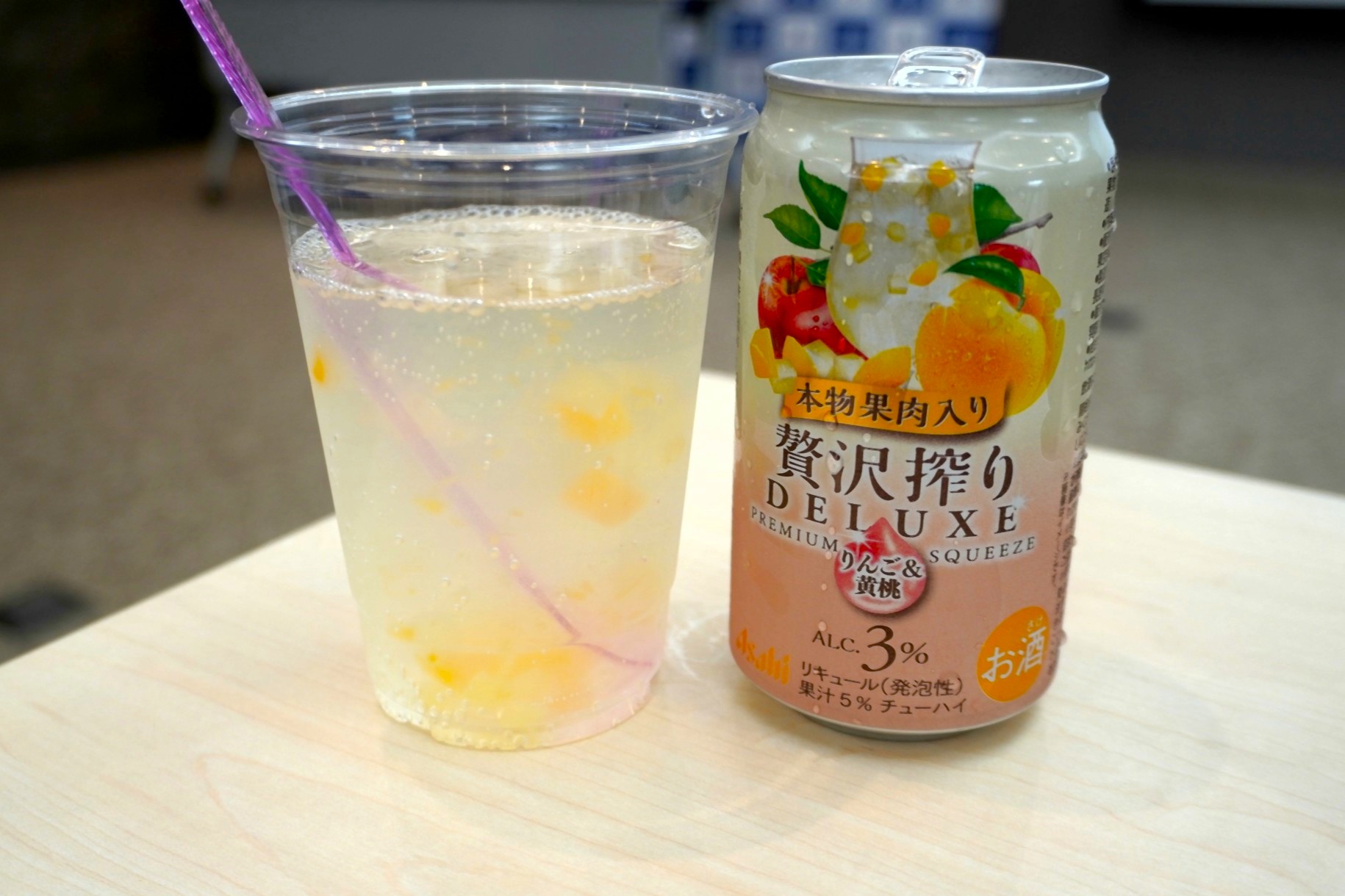 「アサヒ贅沢搾りデラックス数量限定りんご＆黄桃果肉入り」をグラスに注ぐと果肉が出てくる