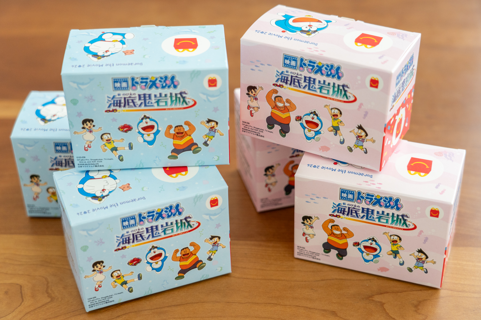 ブルーのパッケージが第1弾、ピンクのパッケージが第2弾。今年から紙製BOXになっている