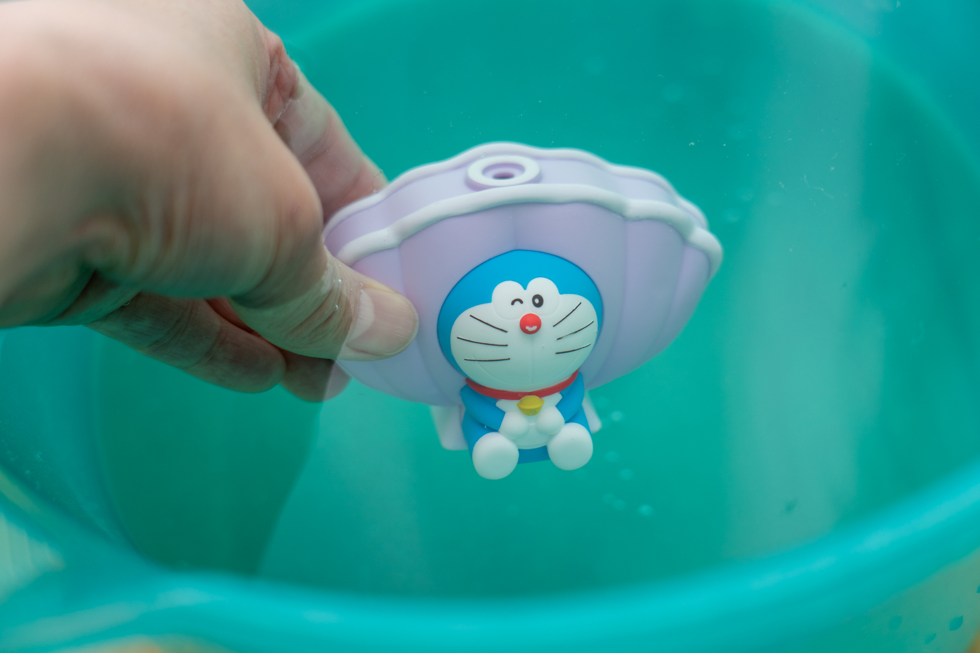 水の中に沈めて、おもちゃの中に水をためる