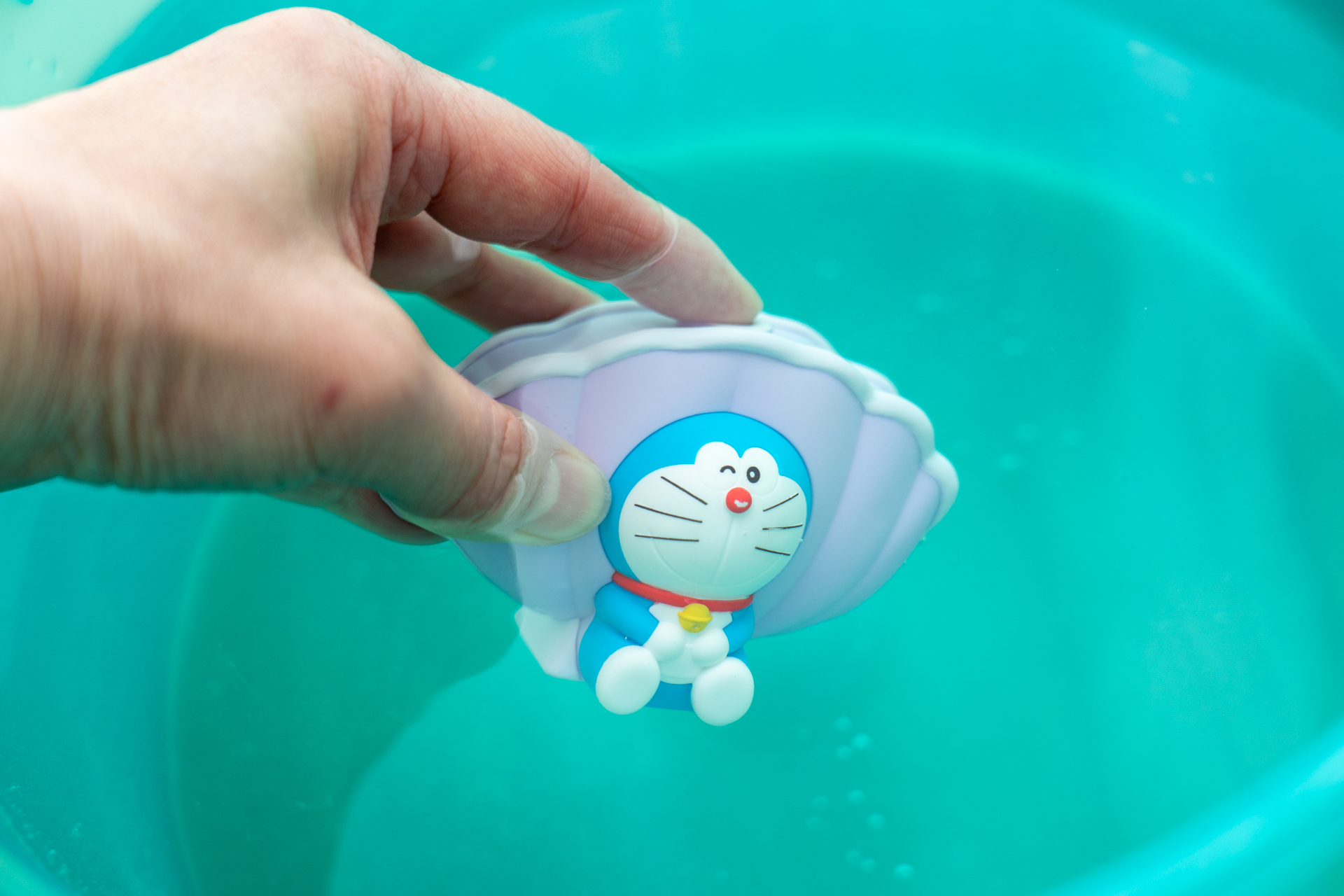 上部の穴を指で押さえながら水から出す
