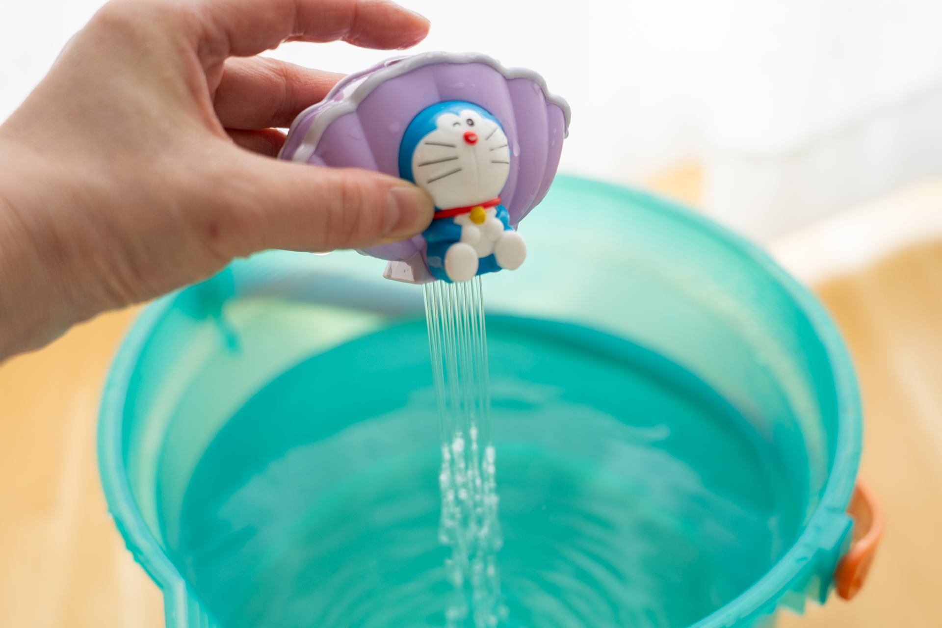 指を離すと下から水が出てくる仕掛け