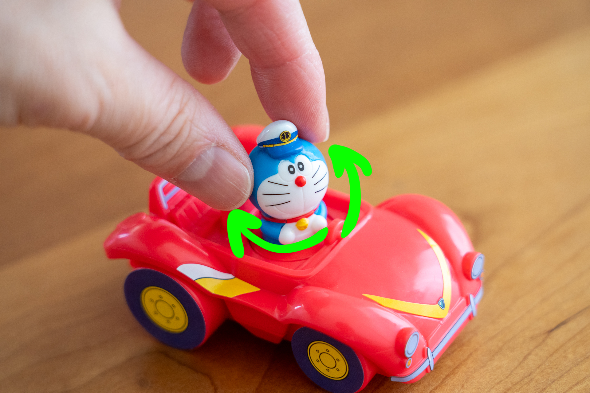 ドラえもんの首の向きを変えることができる