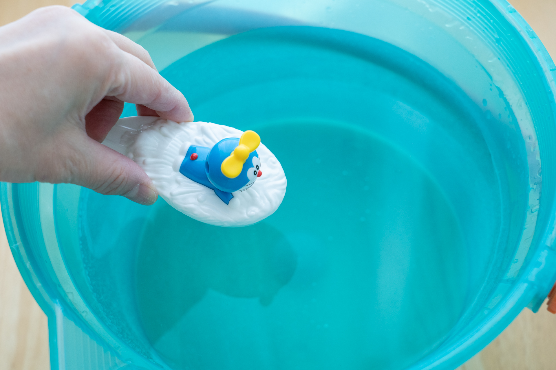 水の中に入れる