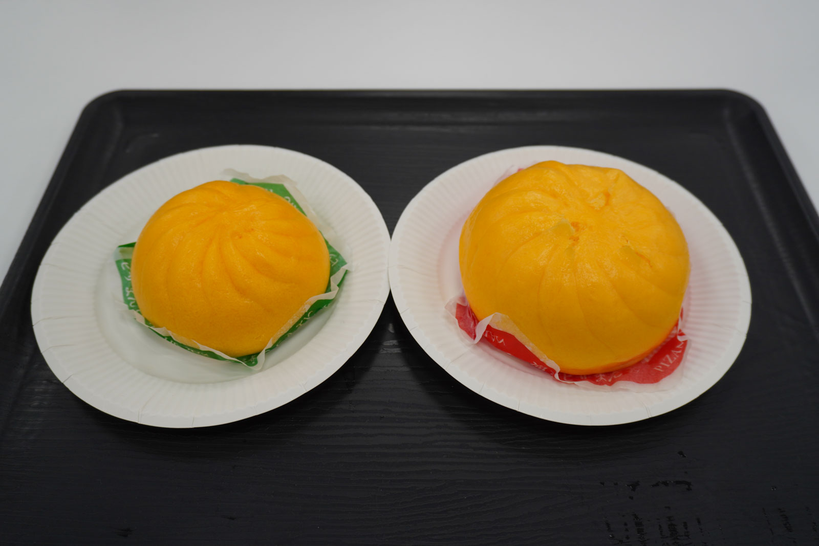 「のびーるチーズのコク旨ピザまん」（右が増量商品）