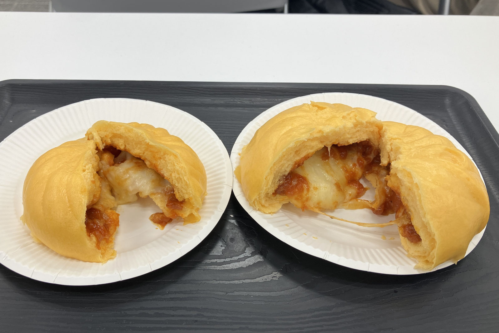割ってみたところ。増量は具材がたっぷり入ってチーズがあふれるほど