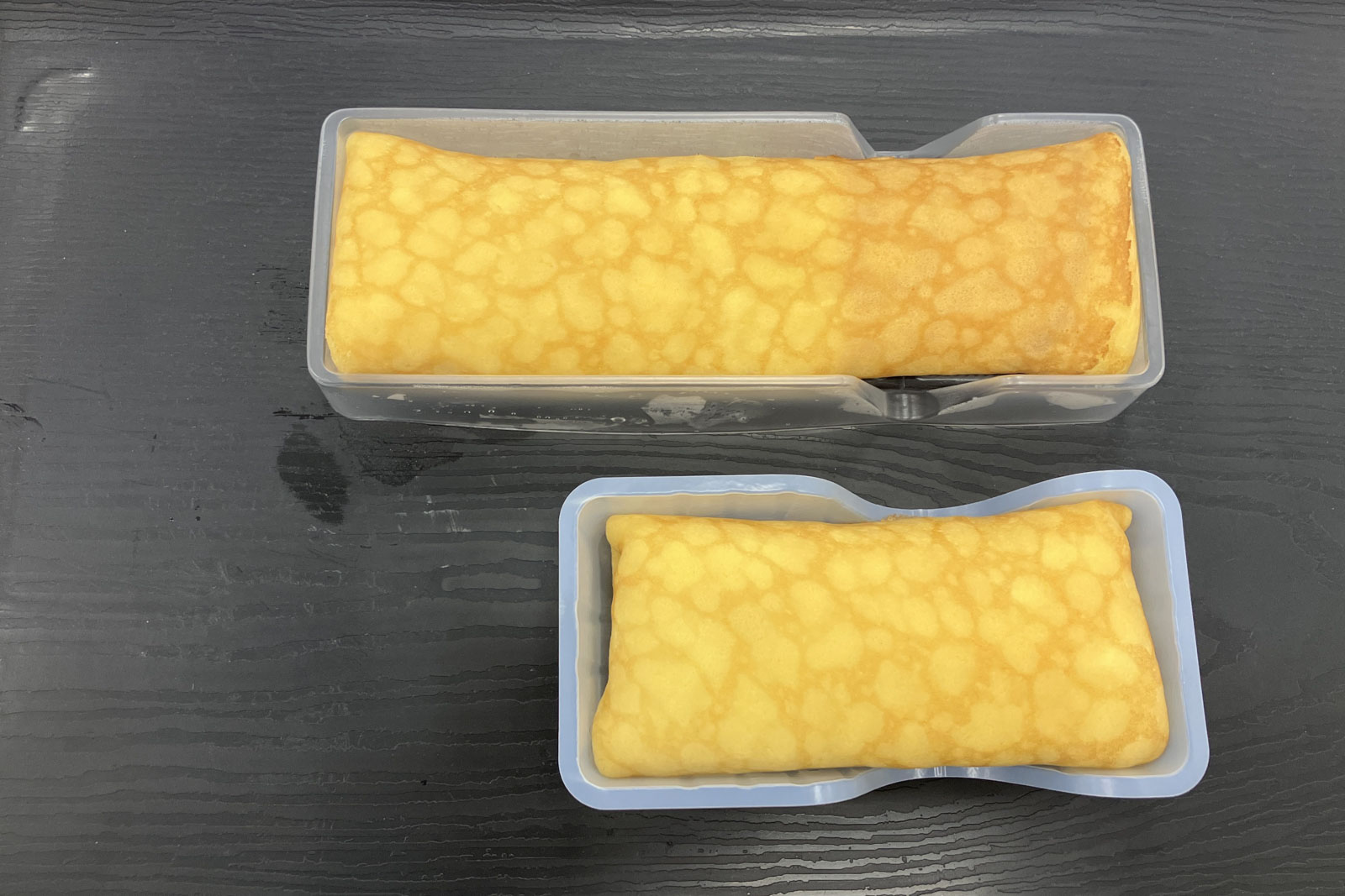 「ファミマ・ザ・クレープ　生チョコ」（上が増量商品）