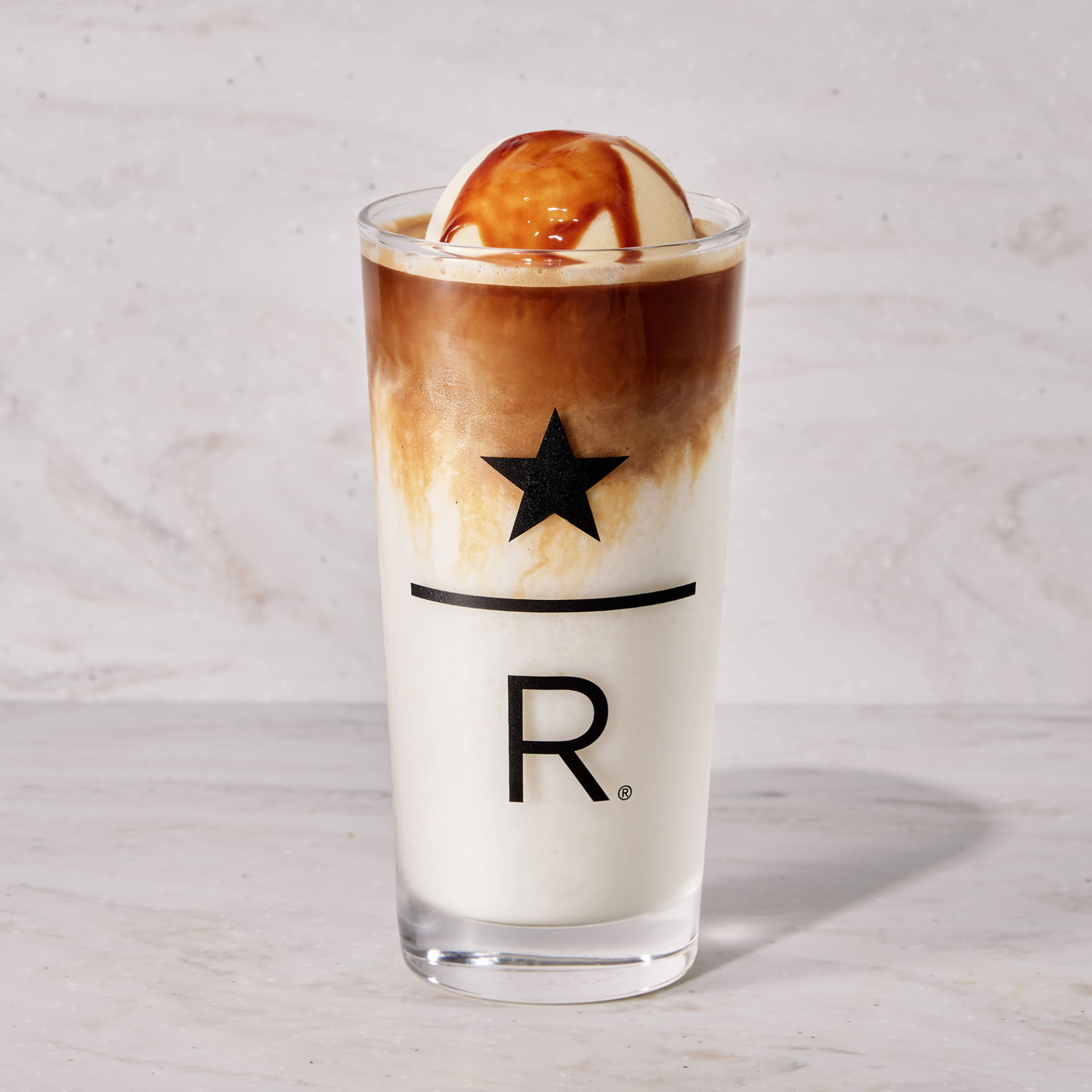 「スターバックス リザーブ エスプレッソ アフォガート フラペチーノ」（880円）