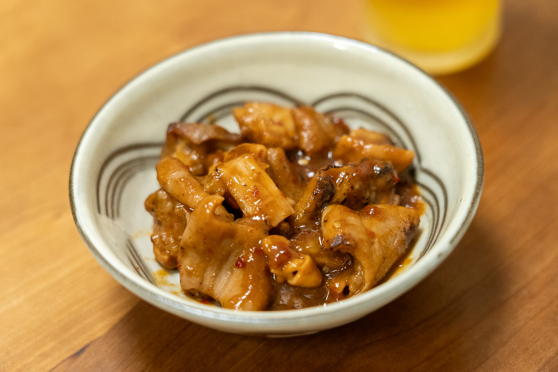 食感を楽しむ淡白な部位「豚ガツ」と、とろける脂の甘みが特徴の「牛小腸」。2種類のホルモンを楽しめます