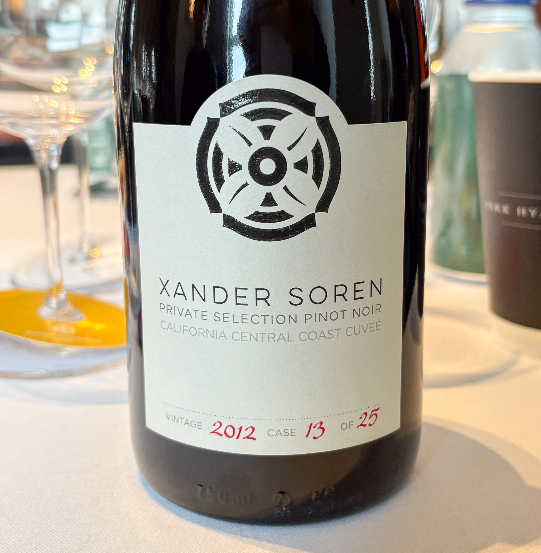 ソーレン氏が持参した、2012年の造られた25ケースのうちの13ケース目のワイン。ちなみにエチケットにあるロゴは、日本の家紋をイメージしており、フラセラという野生の花と「Xander」の「X」をモチーフに、レコードやスピーカーといったソーレン氏の音楽への想いもデザインに織り込んでいる