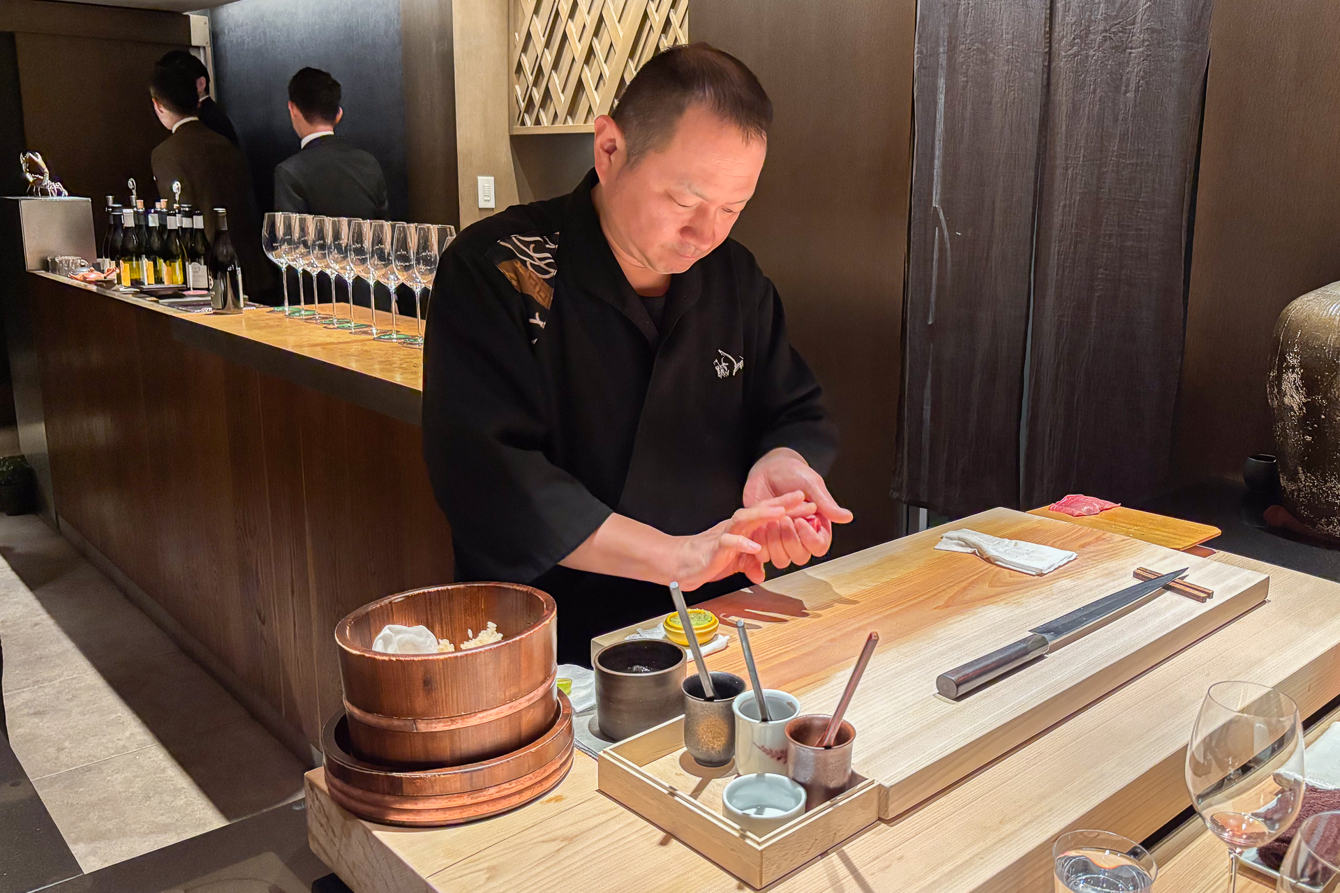 鮨職人、ソムリエ、フレンチシェフが織りなす料理とお酒を楽しめる「鮨m」