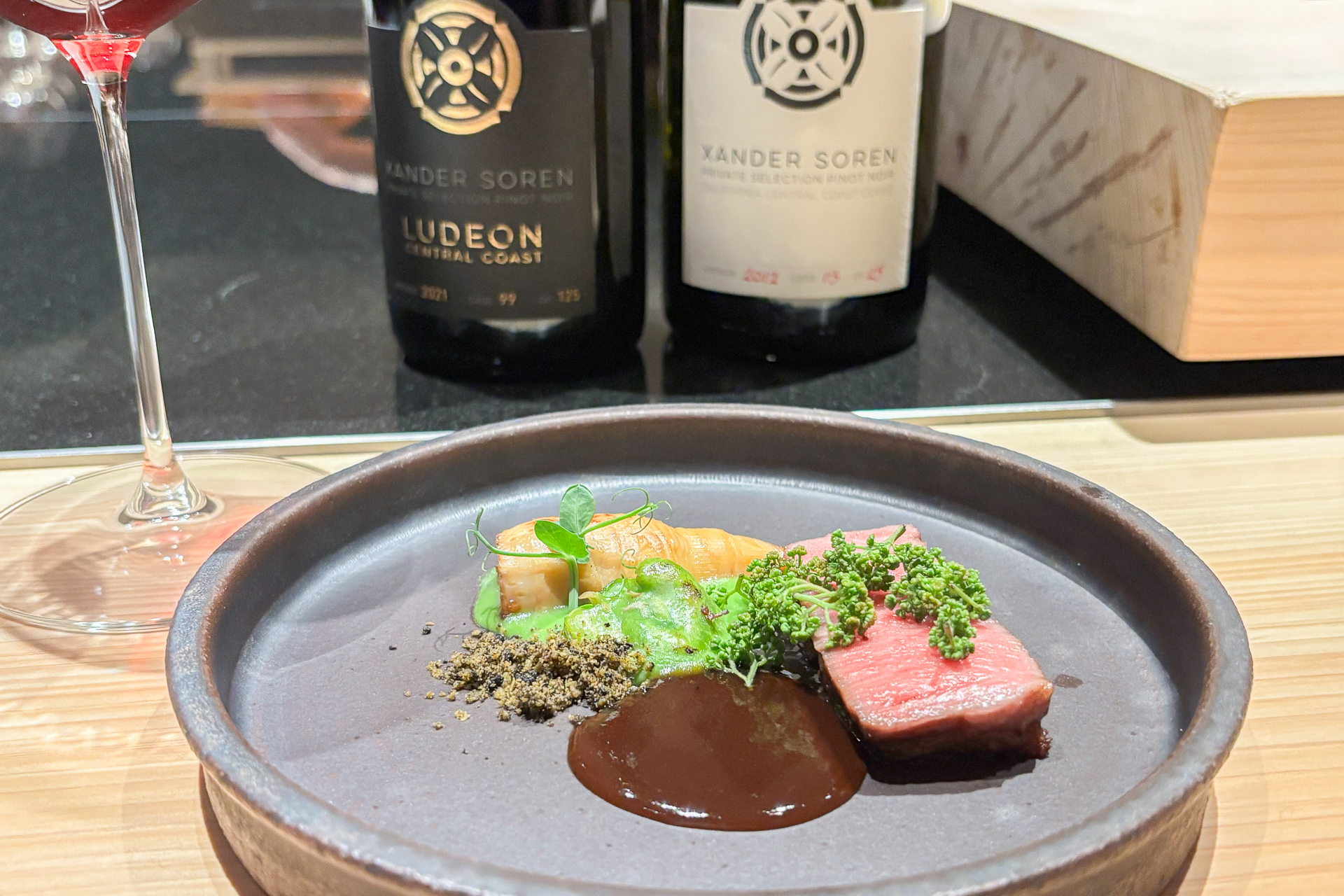 シグネチャーワインの「ルデオン」や、本ブランドのスタートである2012年ヴィンテージのピノ・ノワールと合わせる