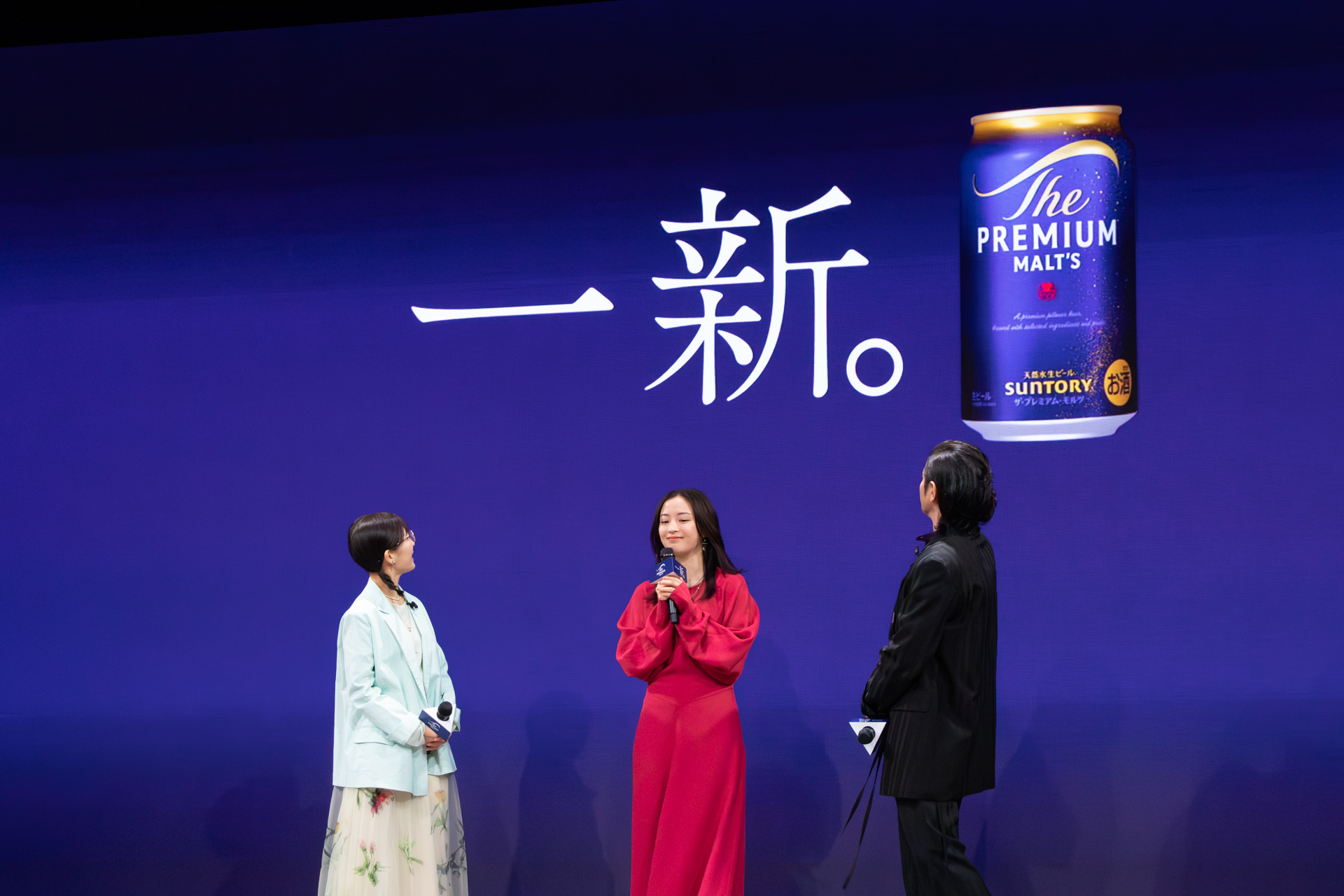 一新されたパッケージデザインについて語る3人