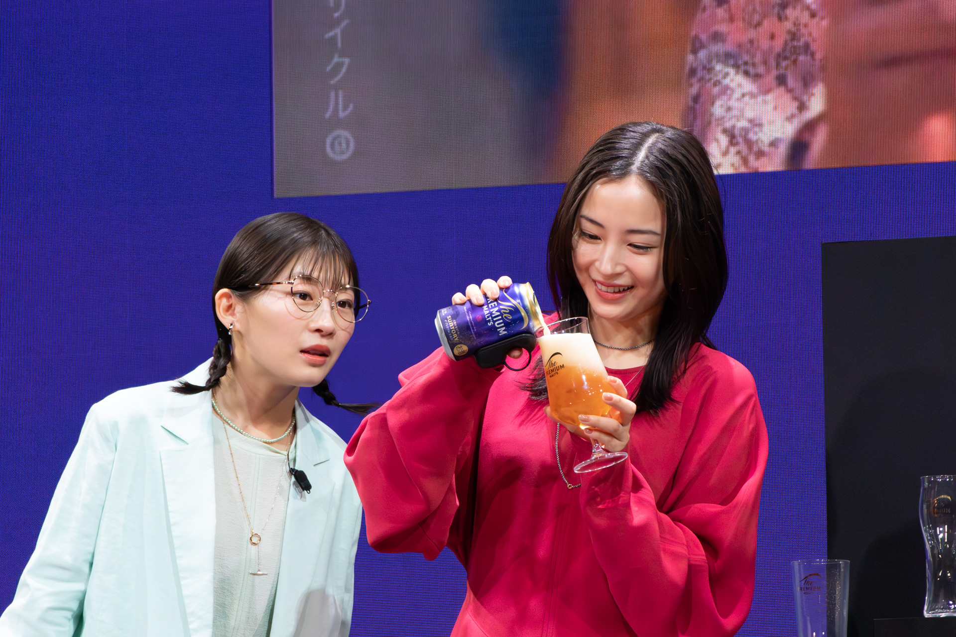 最後の仕上げで泡をのせる広瀬さん