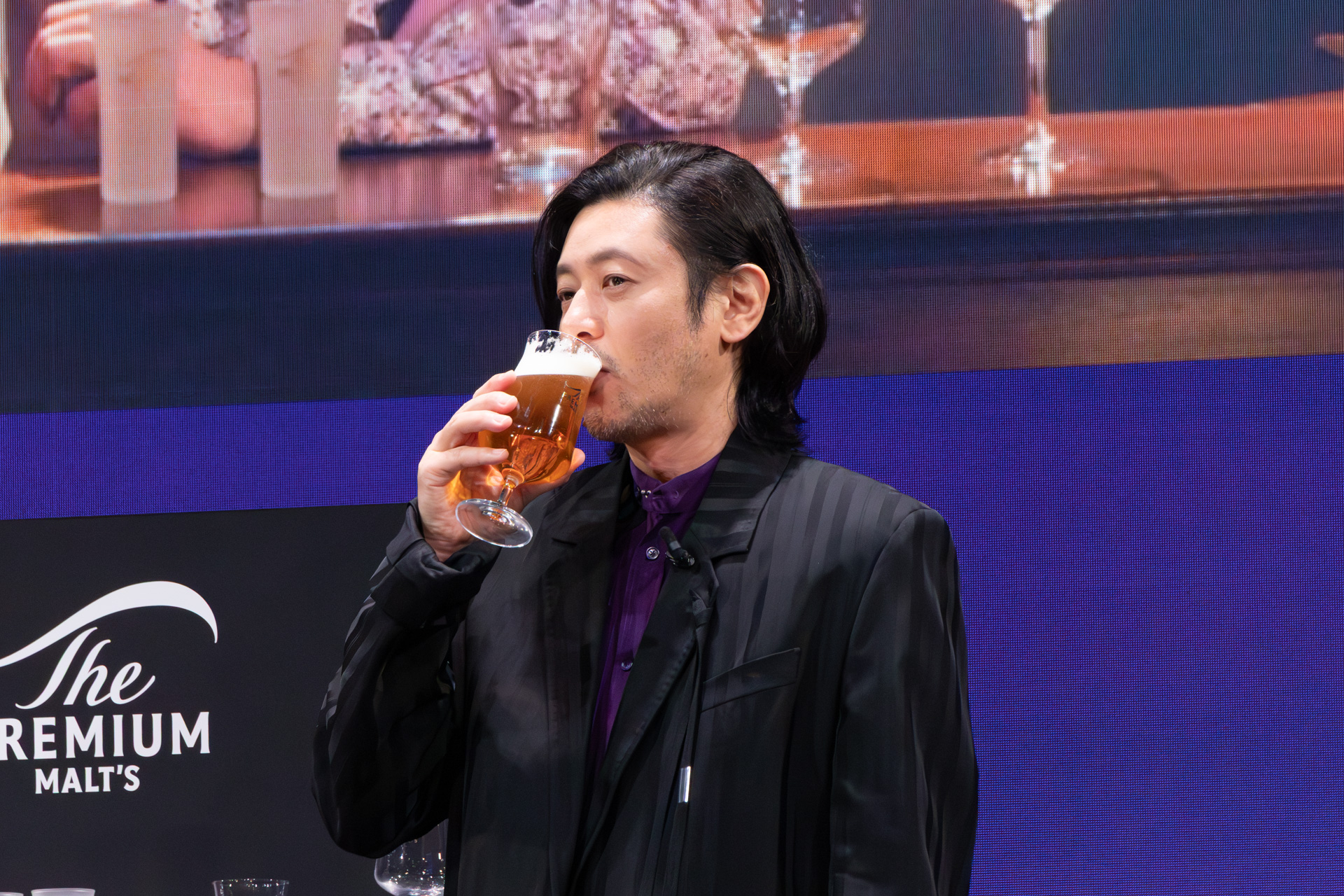 クリーミーな泡を味わうオダギリさん