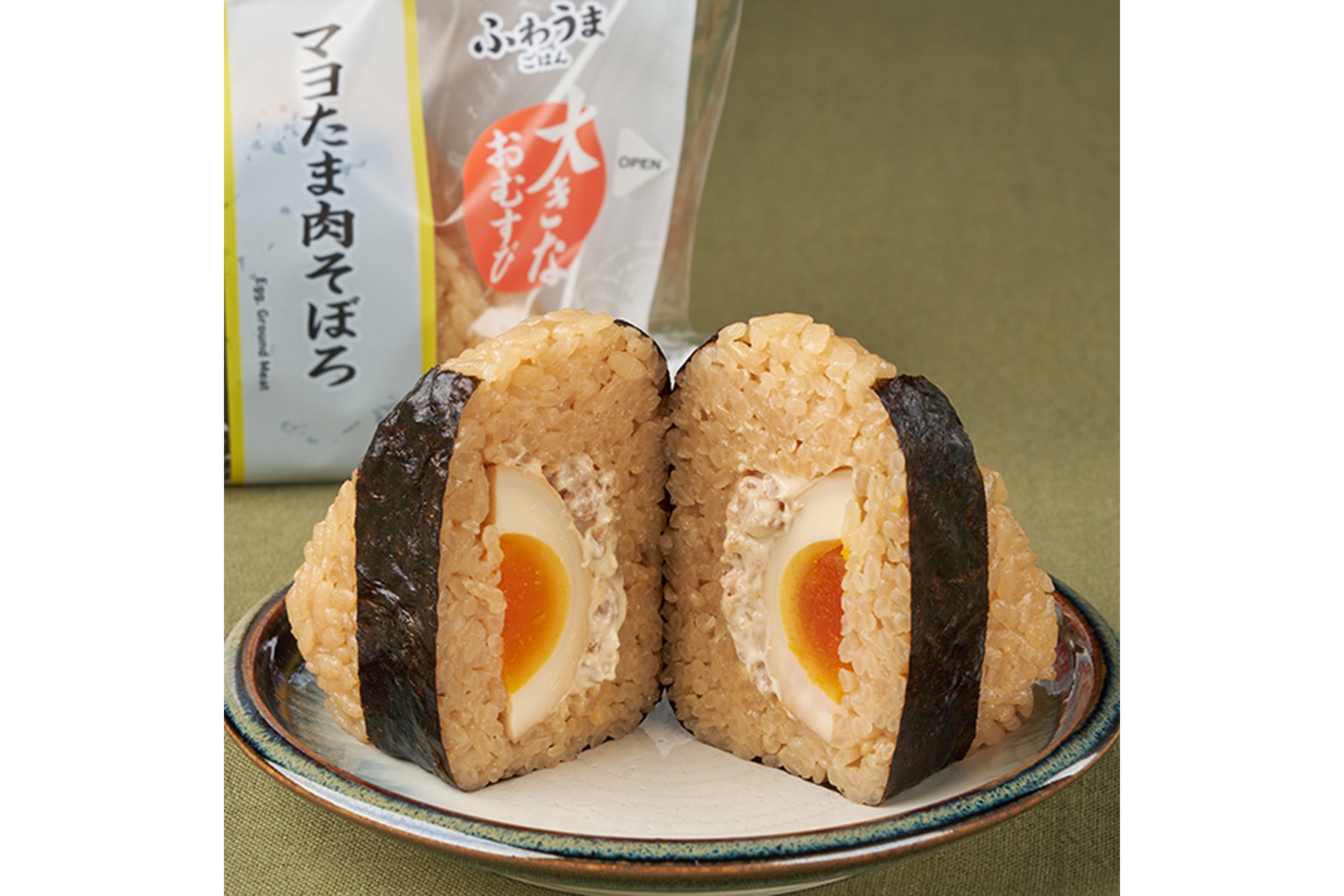 大きなおむすび マヨたま肉そぼろ