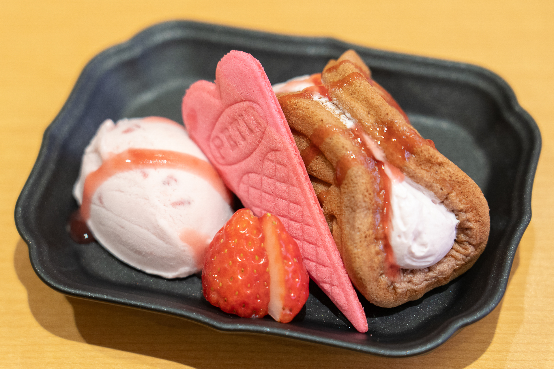 苺づくし！「フレッシュ苺＆苺のココアオムレット 苺アイス添え」